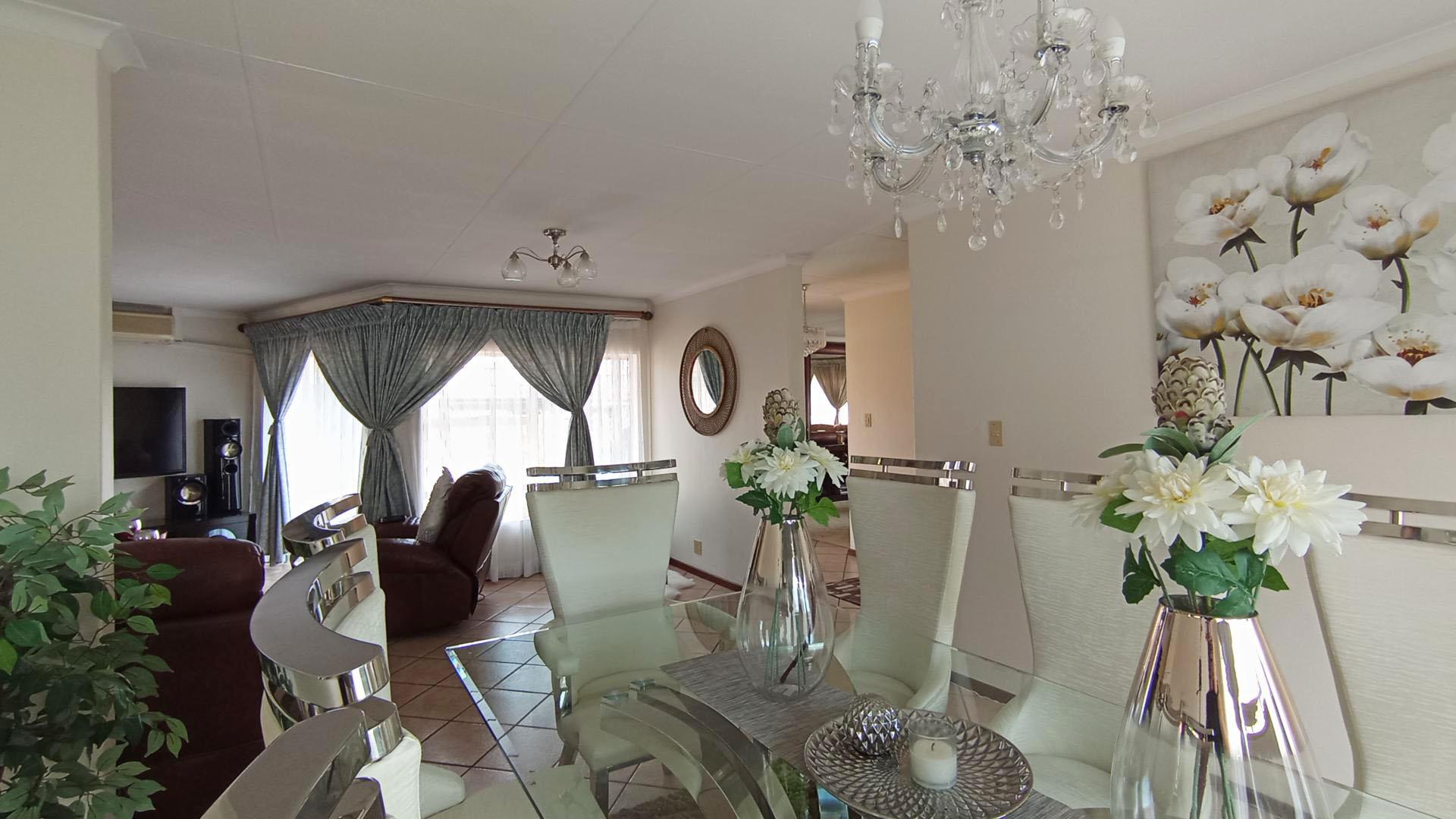 Dining Room - 18 square meters of property in Faerie Glen