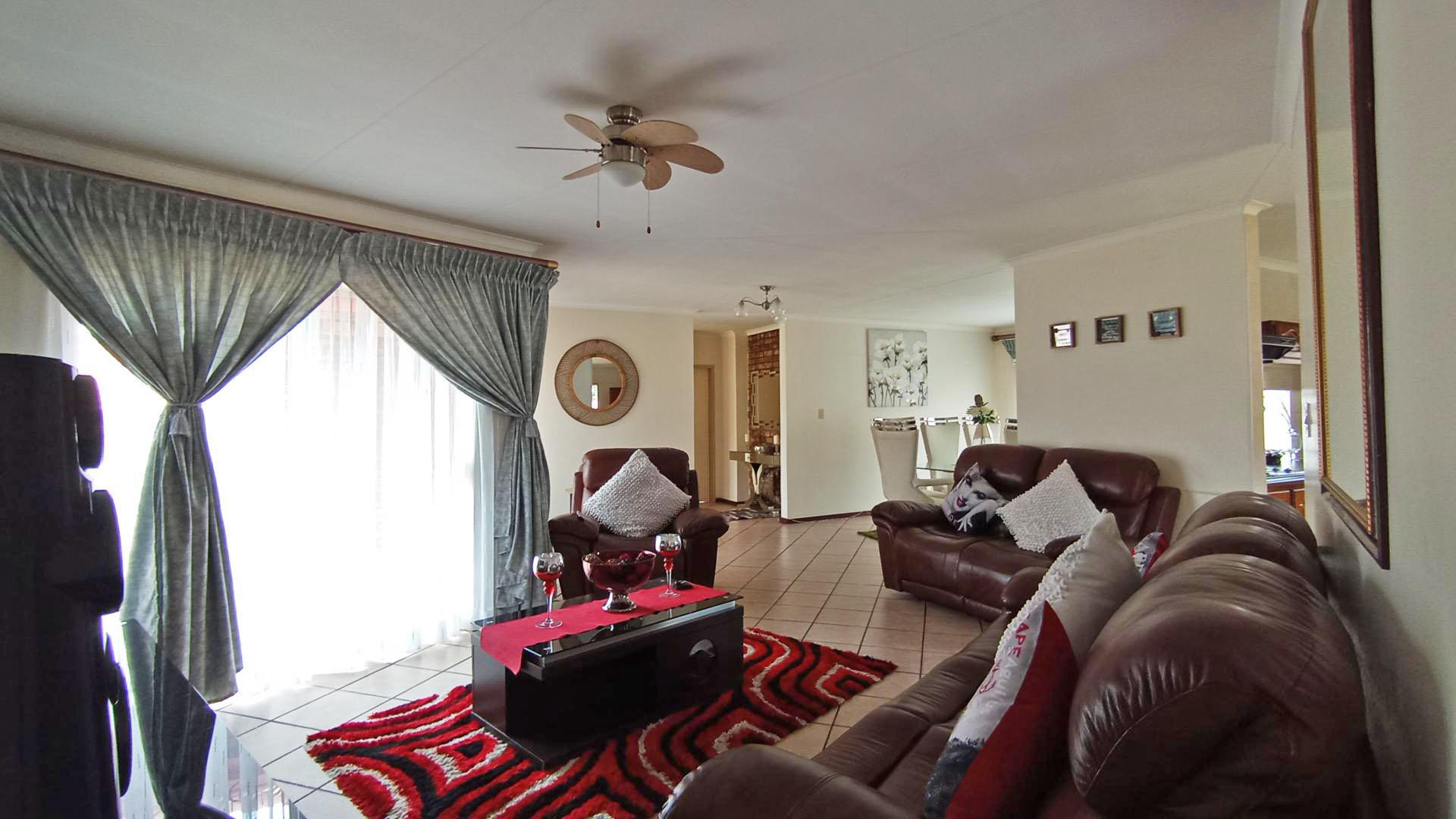 TV Room - 28 square meters of property in Faerie Glen