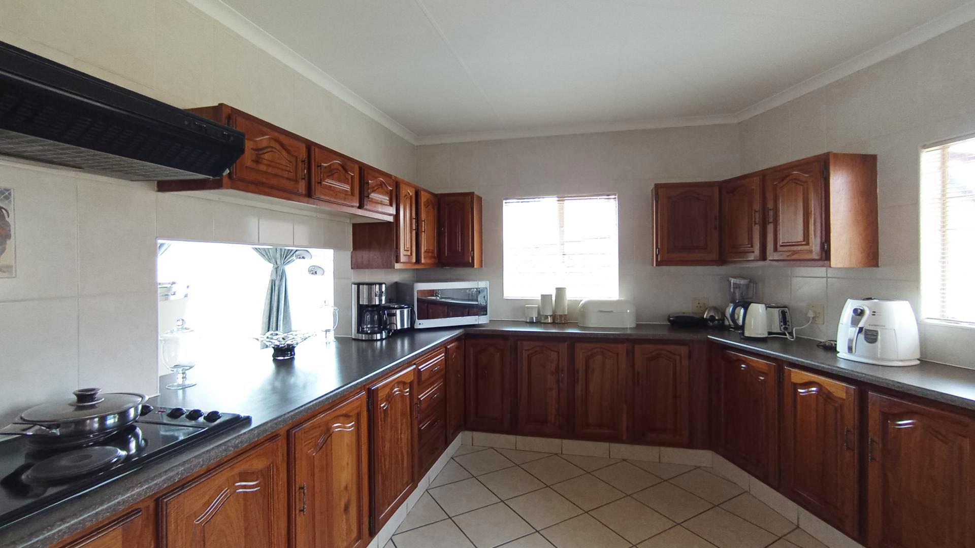 Kitchen - 25 square meters of property in Faerie Glen