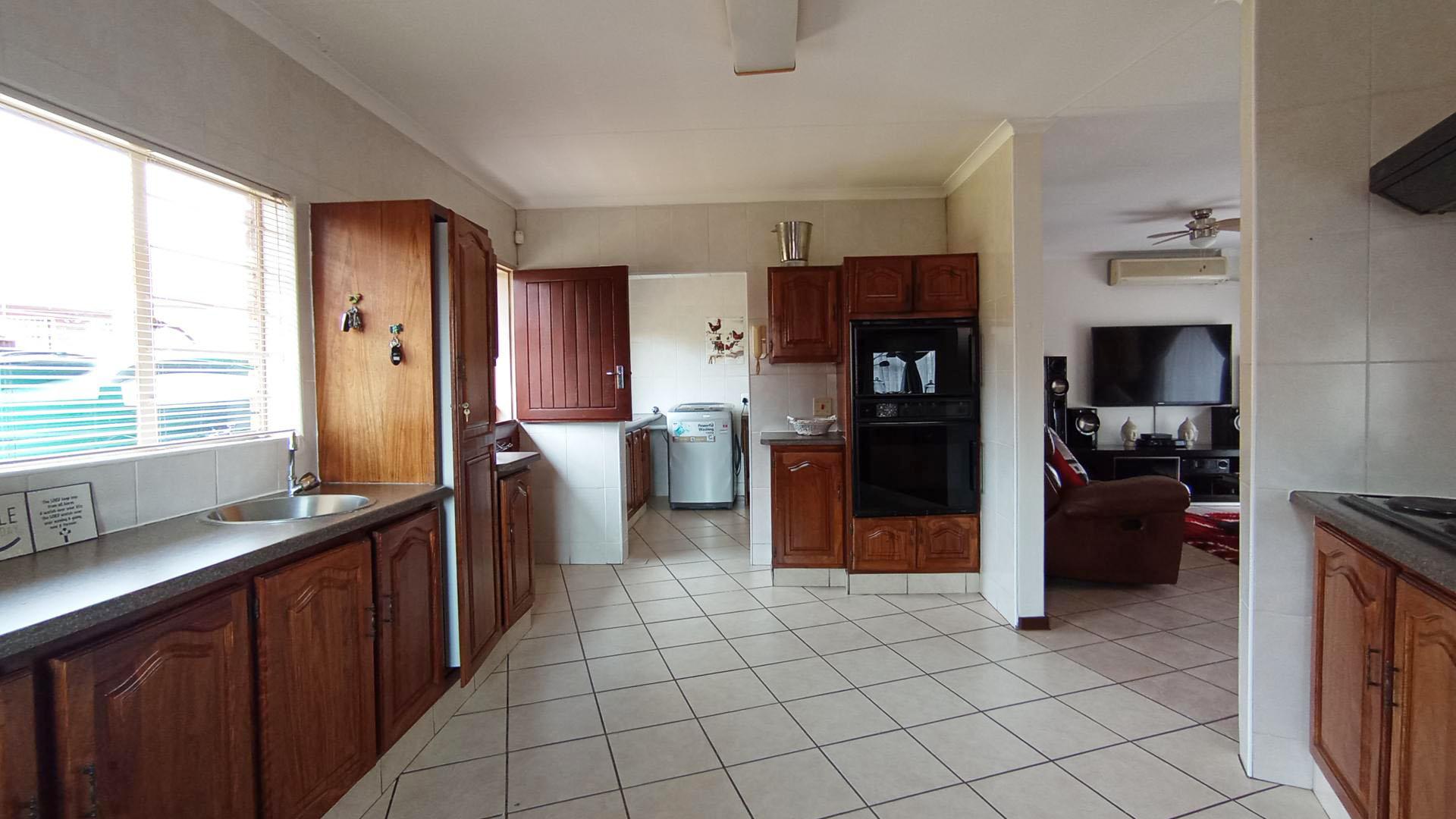 Kitchen - 25 square meters of property in Faerie Glen