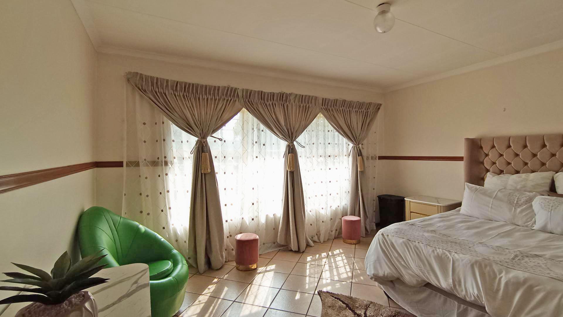 Bed Room 1 - 24 square meters of property in Faerie Glen