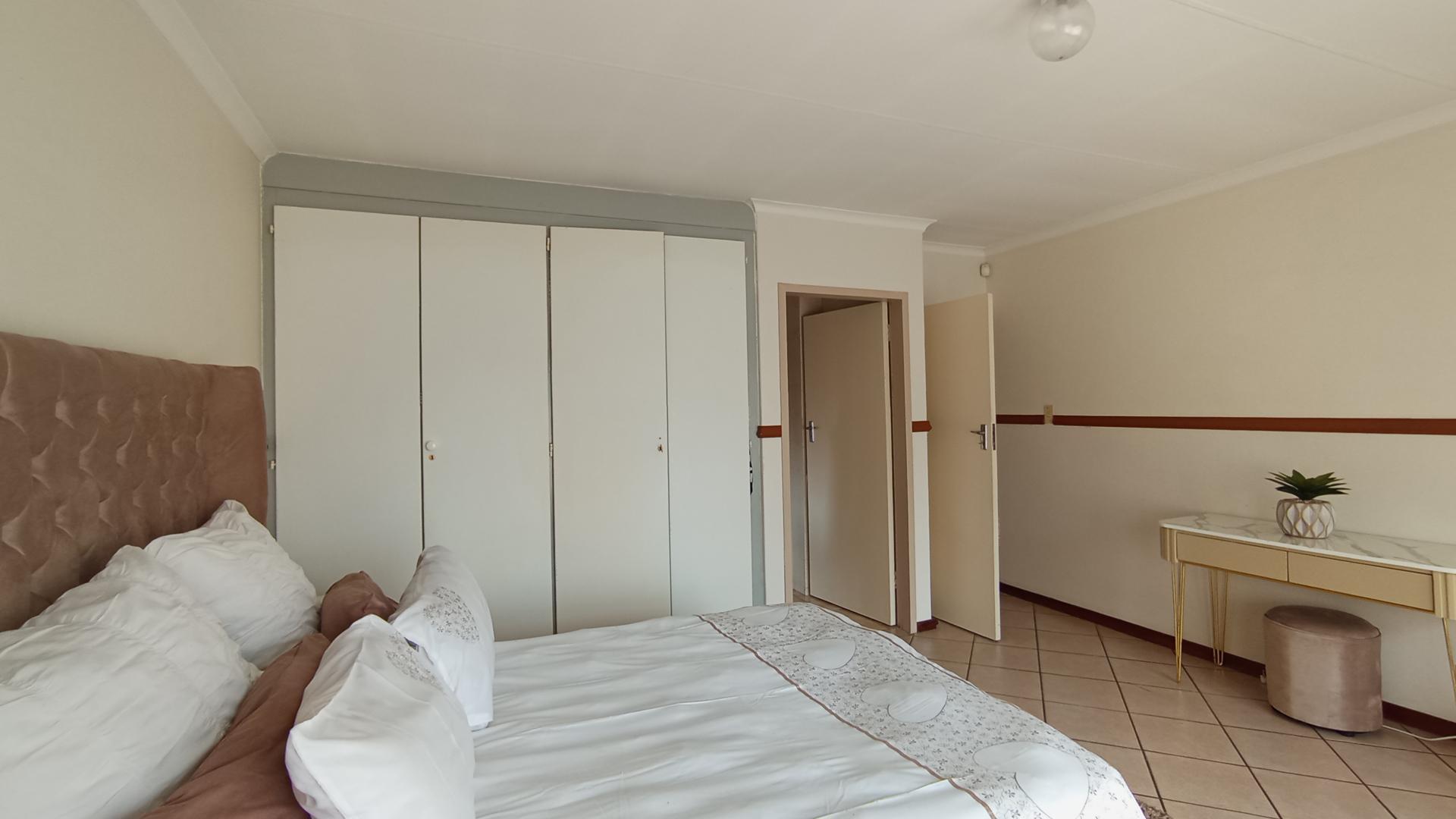 Bed Room 1 - 24 square meters of property in Faerie Glen