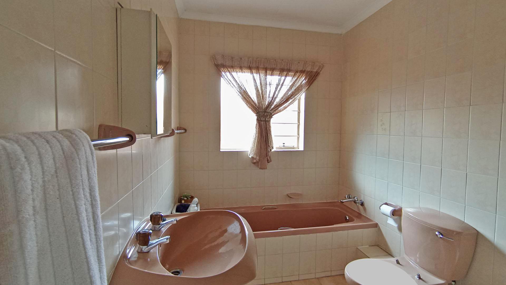 Bathroom 1 - 17 square meters of property in Faerie Glen