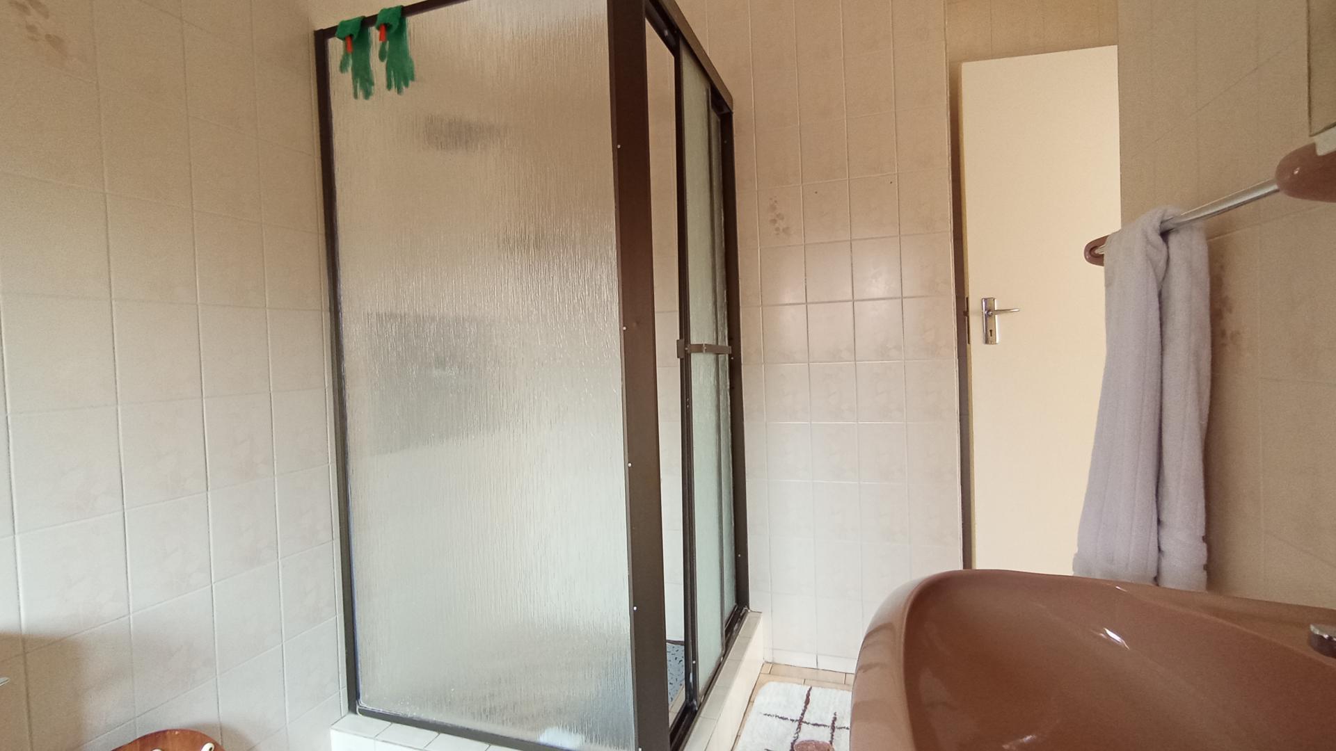 Bathroom 1 - 17 square meters of property in Faerie Glen