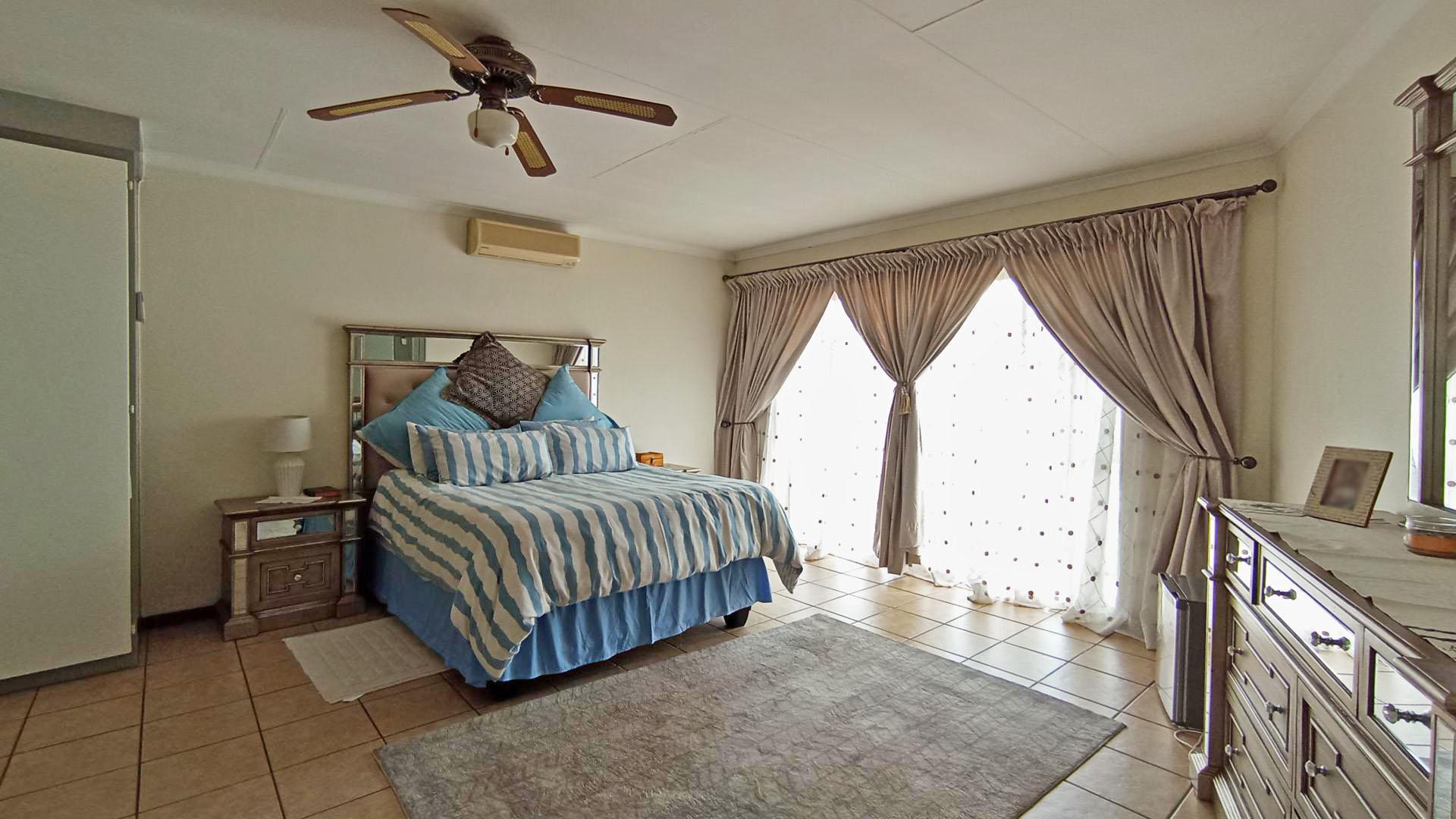 Main Bedroom - 35 square meters of property in Faerie Glen