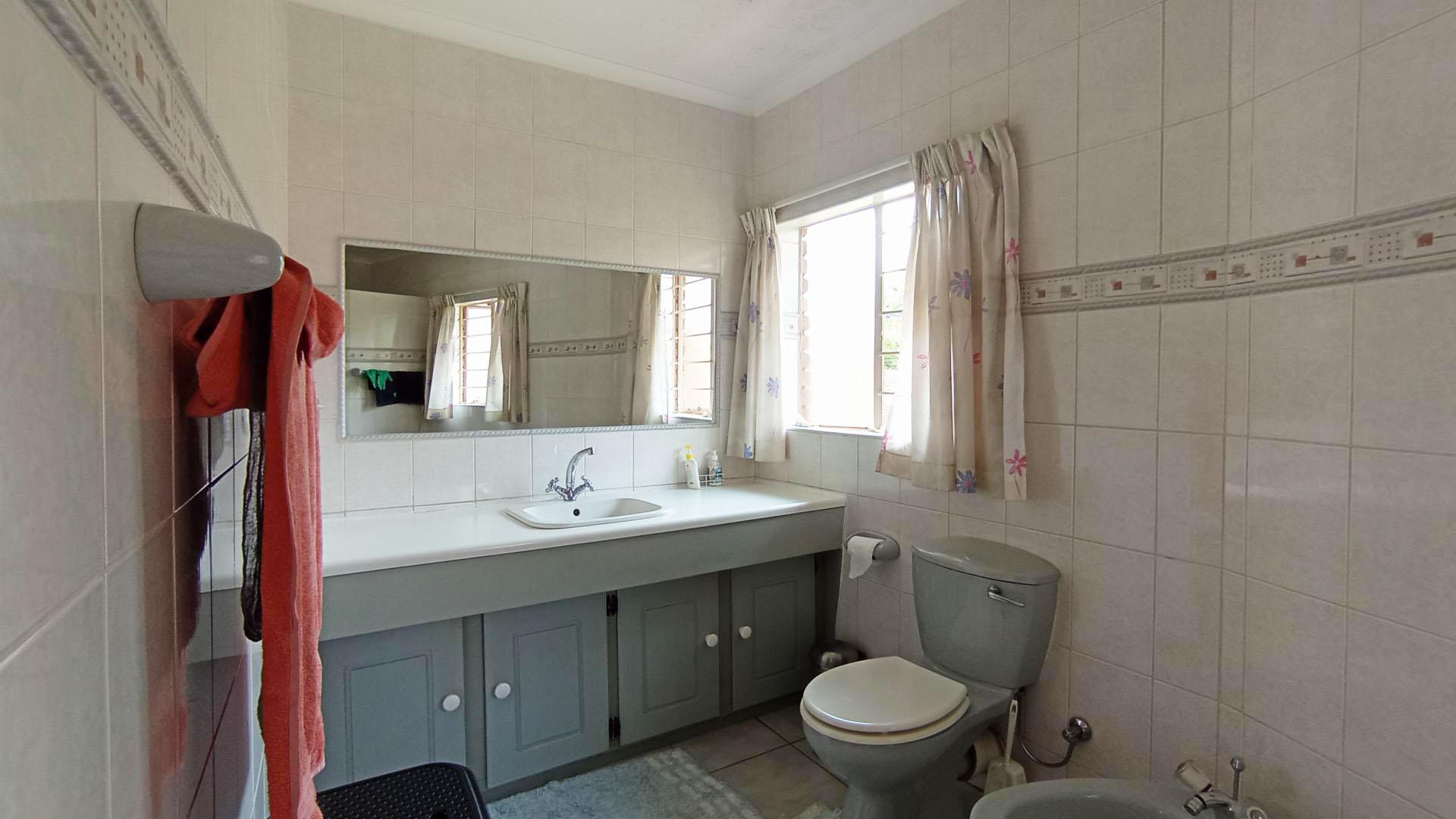 Main Bathroom - 14 square meters of property in Faerie Glen