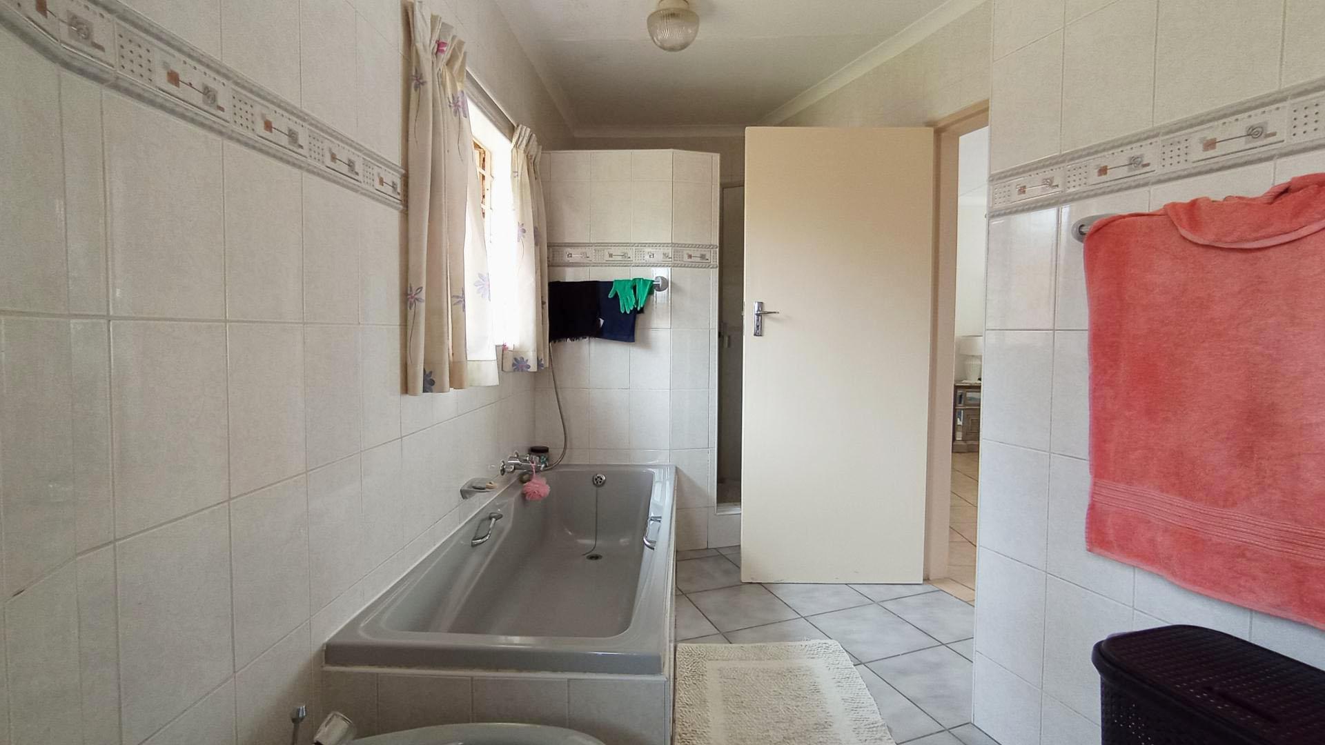 Main Bathroom - 14 square meters of property in Faerie Glen