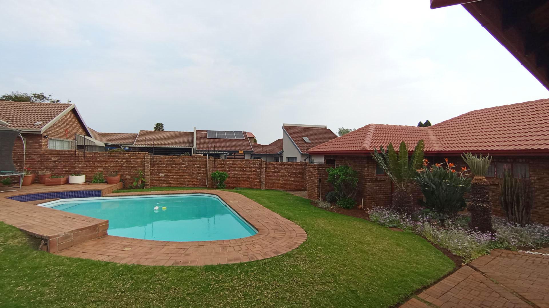 Swimming Pool of property in Faerie Glen