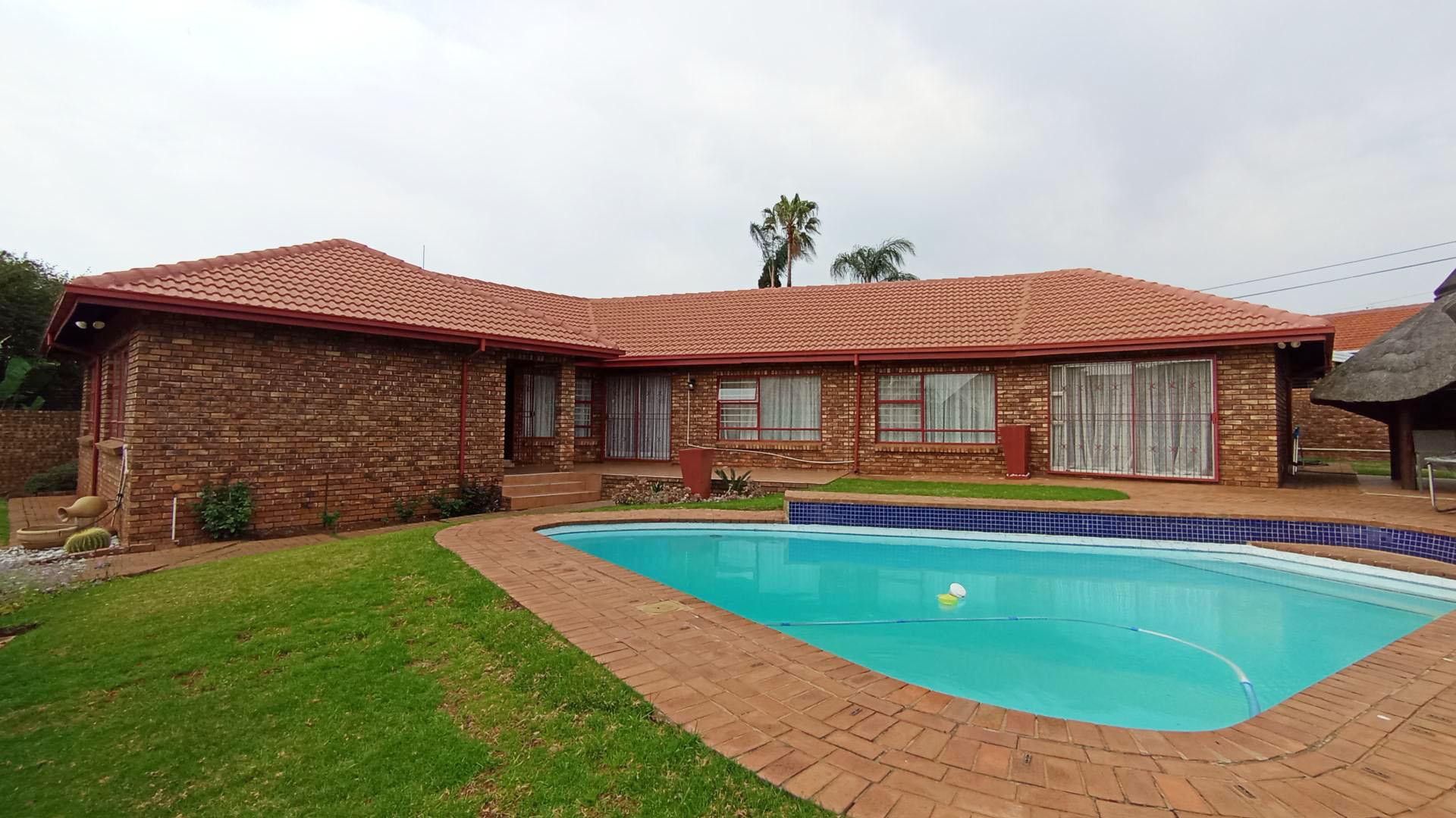 Swimming Pool of property in Faerie Glen