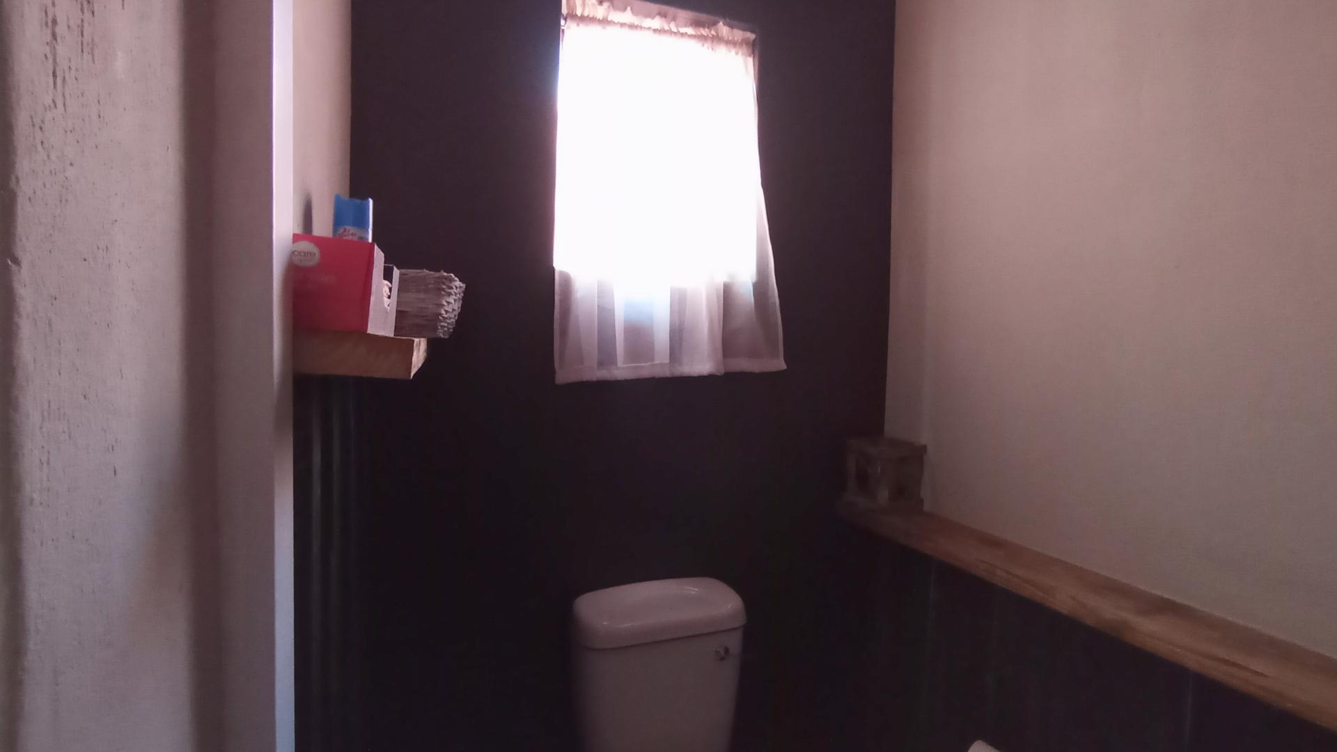 Guest Toilet - 3 square meters of property in Clubview