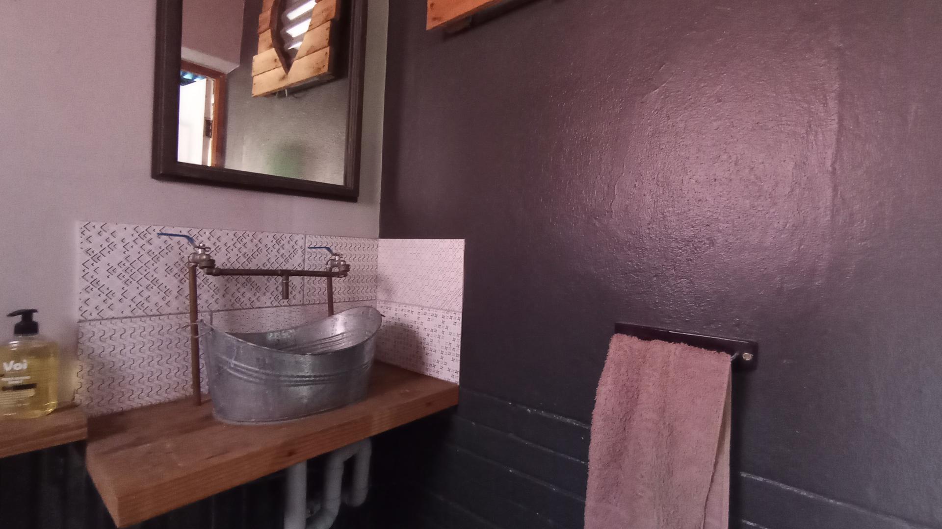 Guest Toilet - 3 square meters of property in Clubview