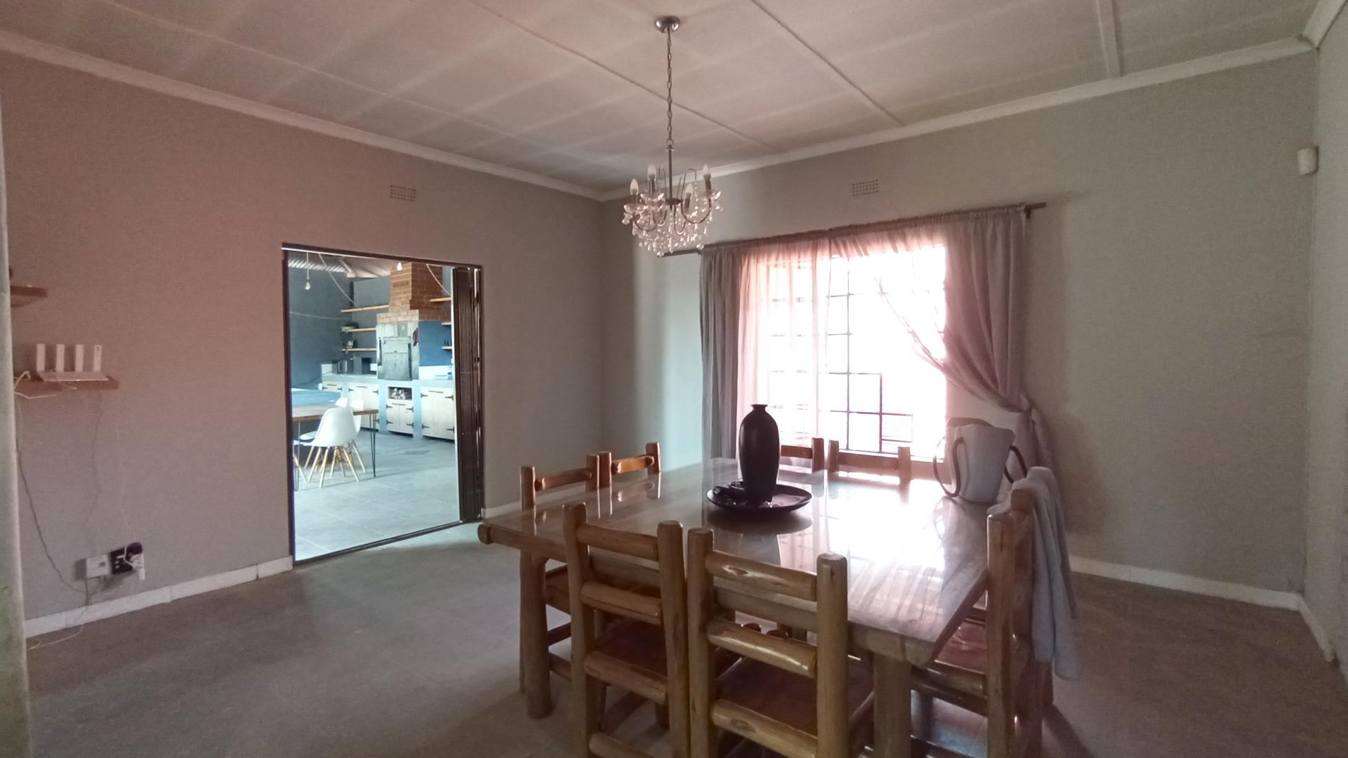 Dining Room - 24 square meters of property in Clubview