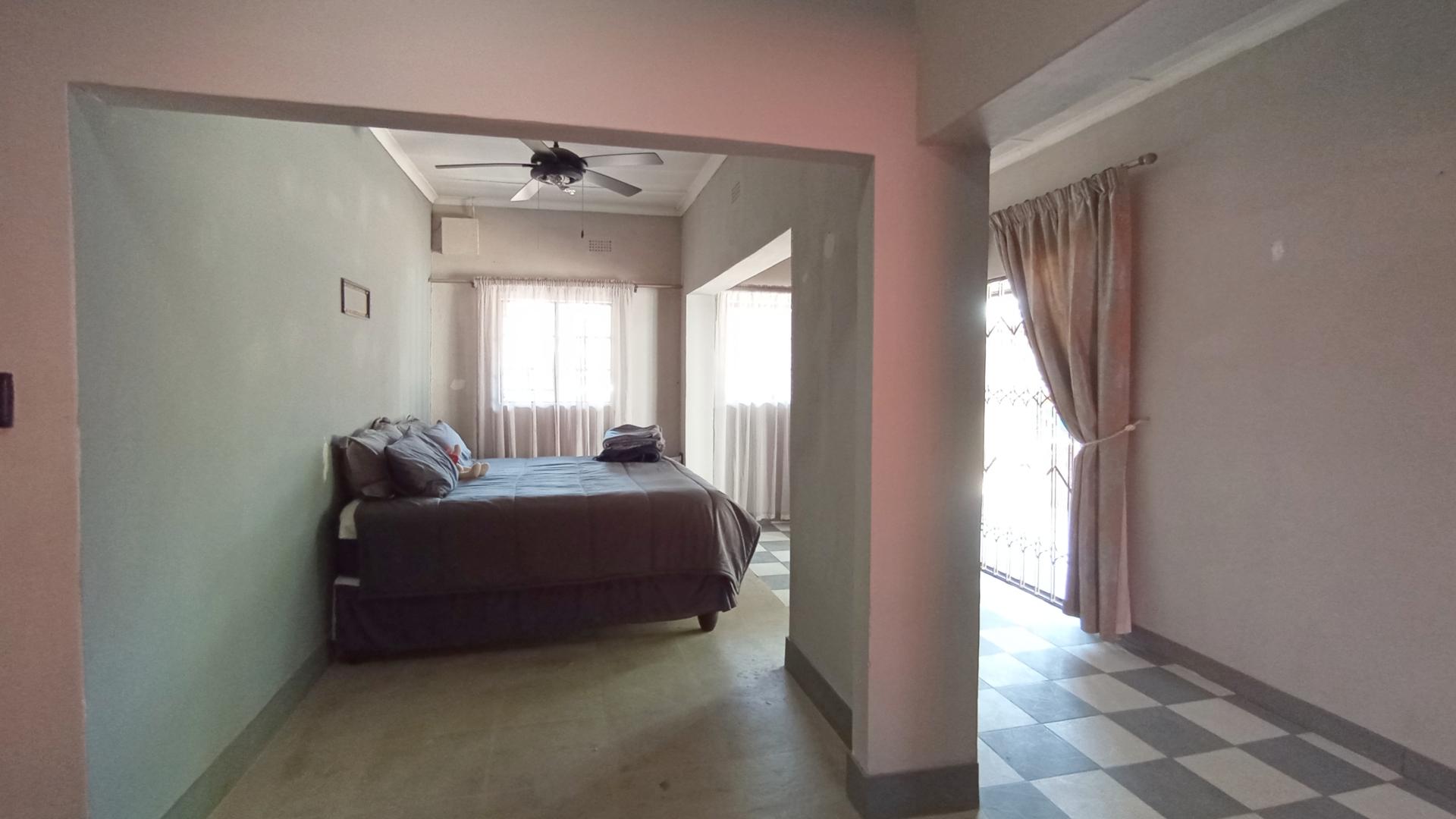 Lounges - 10 square meters of property in Clubview