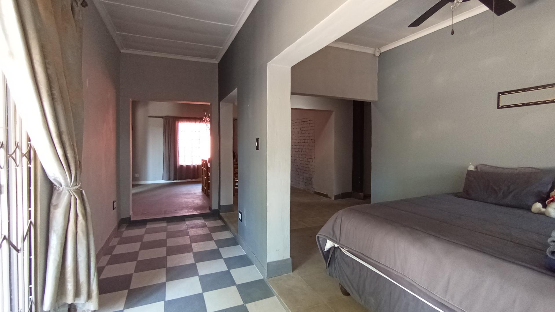 Lounges - 10 square meters of property in Clubview