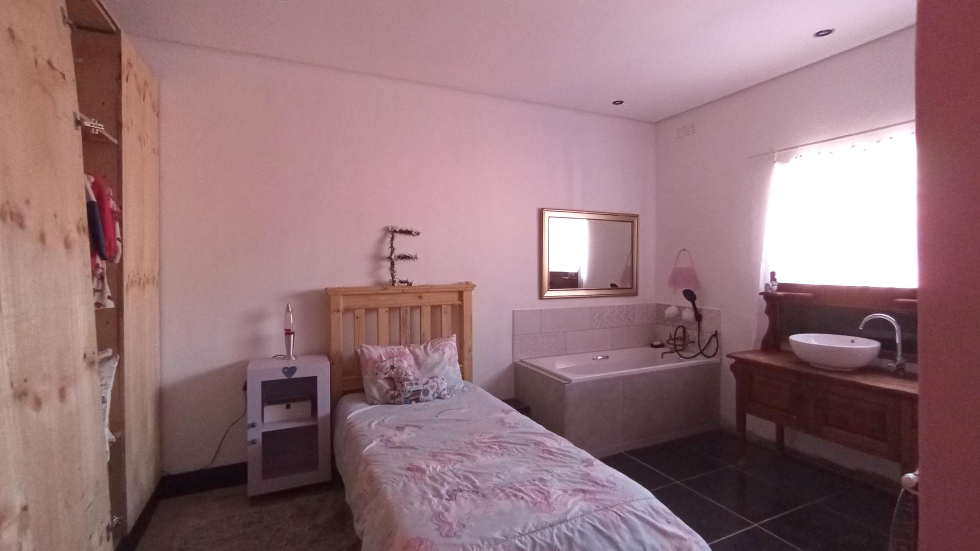 Bed Room 1 - 20 square meters of property in Clubview
