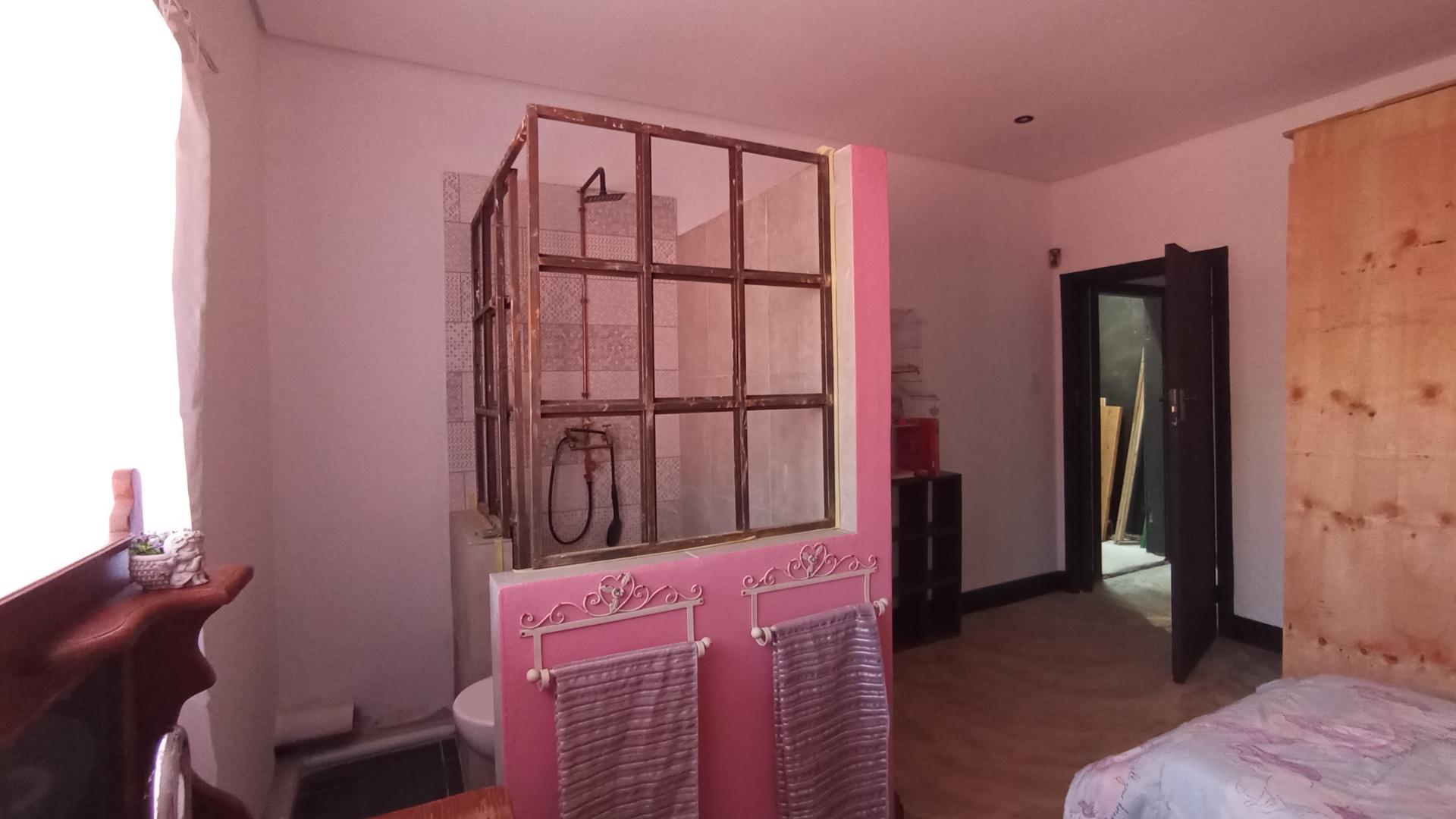 Bed Room 1 - 20 square meters of property in Clubview