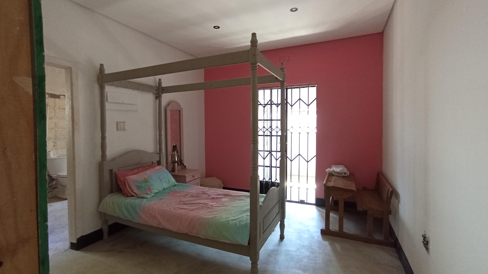 Bed Room 3 - 14 square meters of property in Clubview