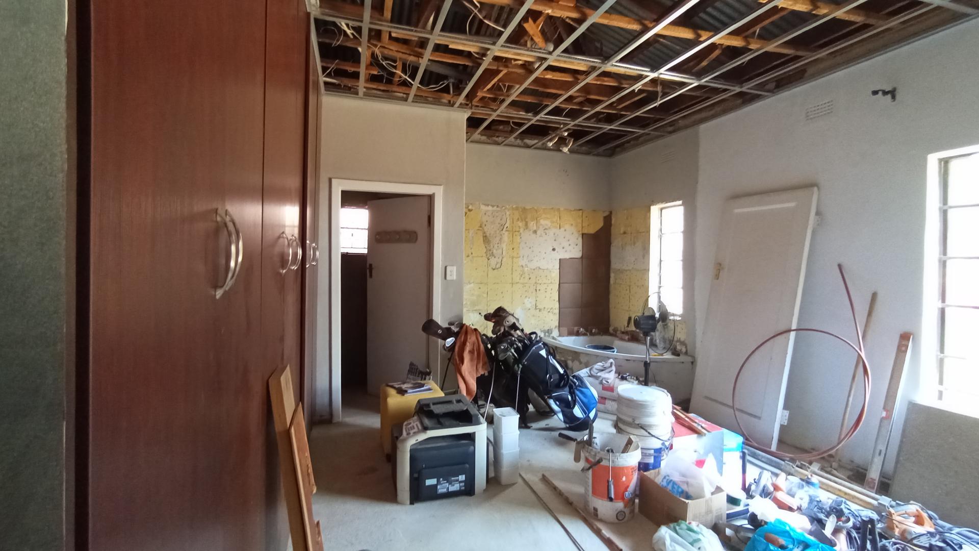 Bed Room 4 - 24 square meters of property in Clubview