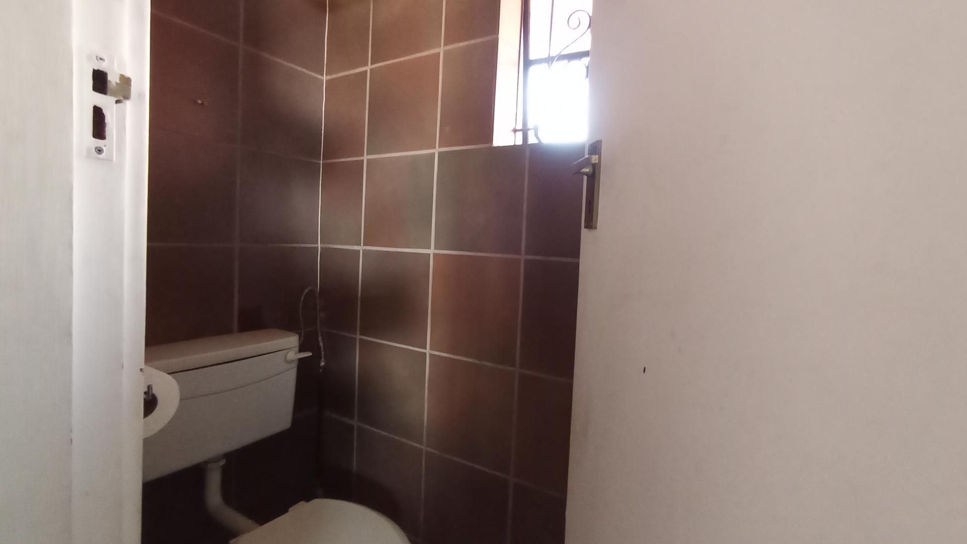 Bathroom 2 - 2 square meters of property in Clubview