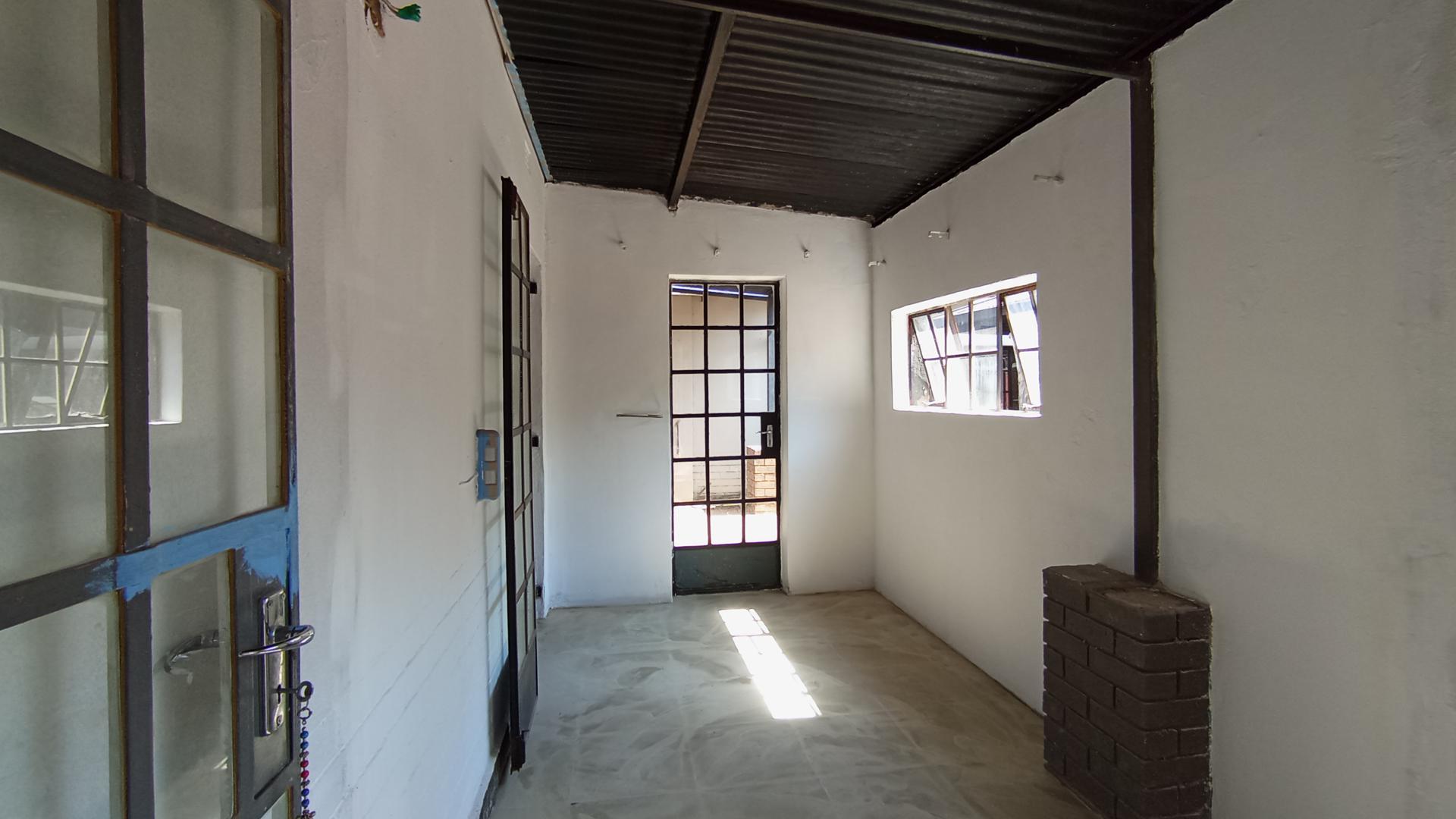 Spaces - 12 square meters of property in Clubview