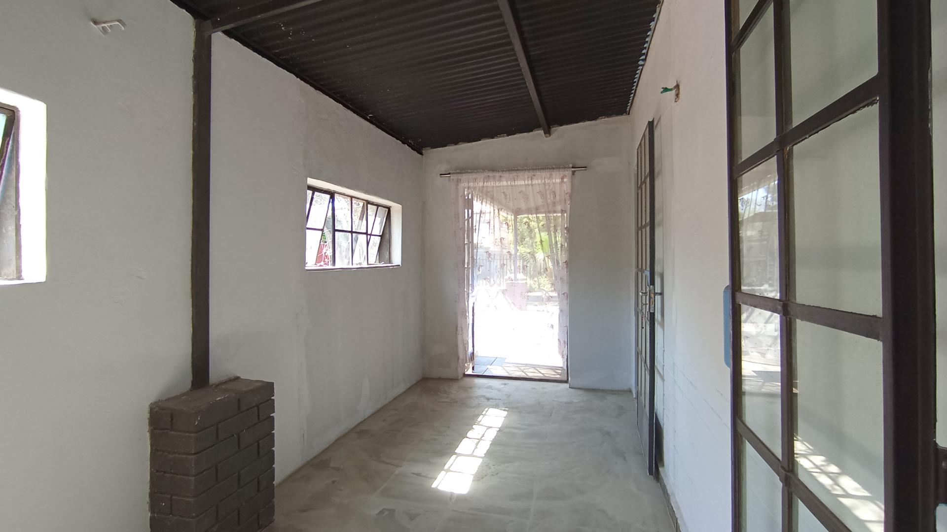 Spaces - 12 square meters of property in Clubview