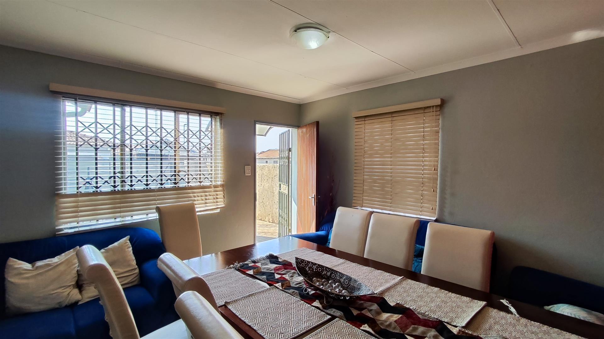 Lounges - 21 square meters of property in Windmill Park