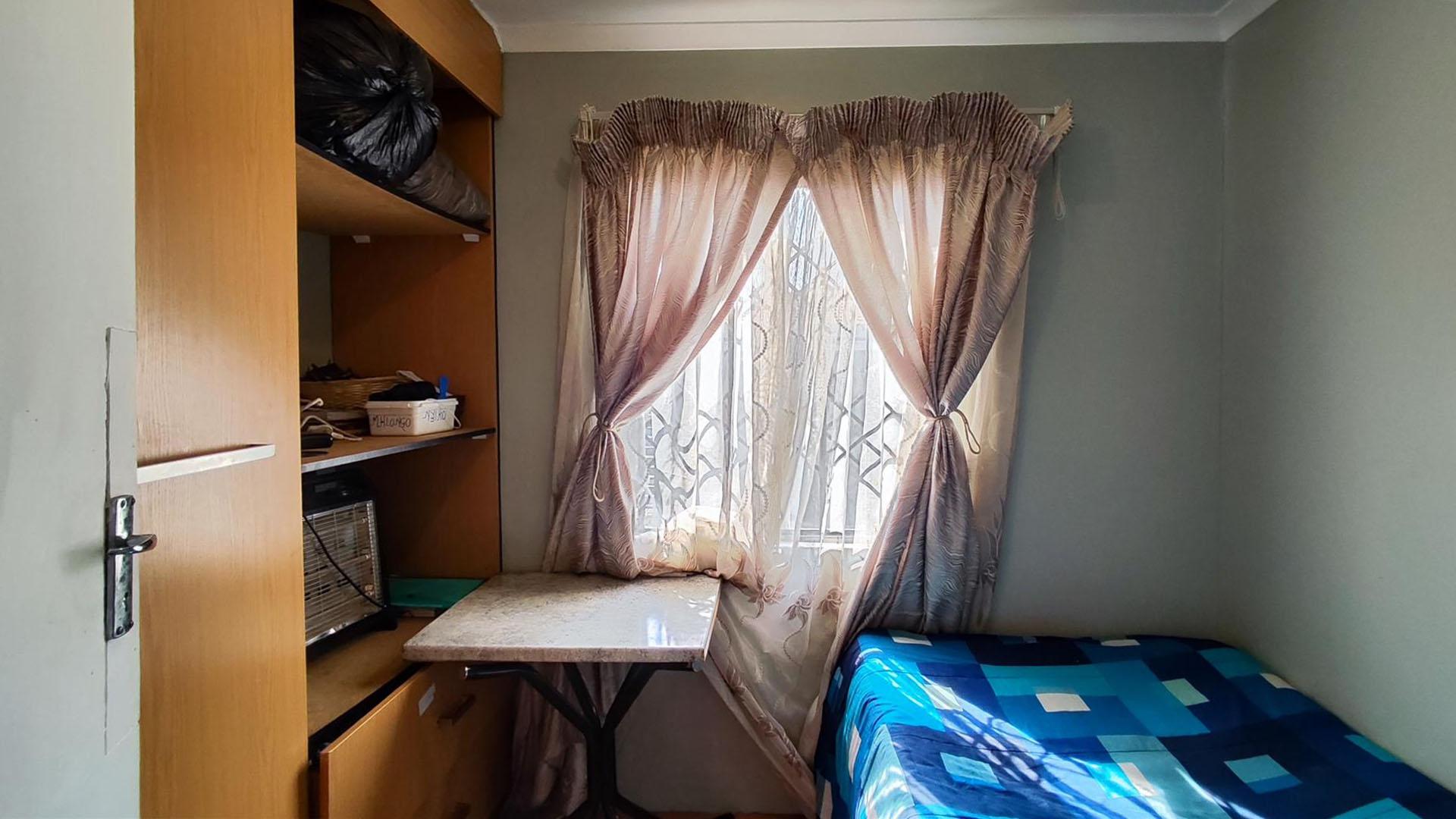 Bed Room 1 - 7 square meters of property in Windmill Park