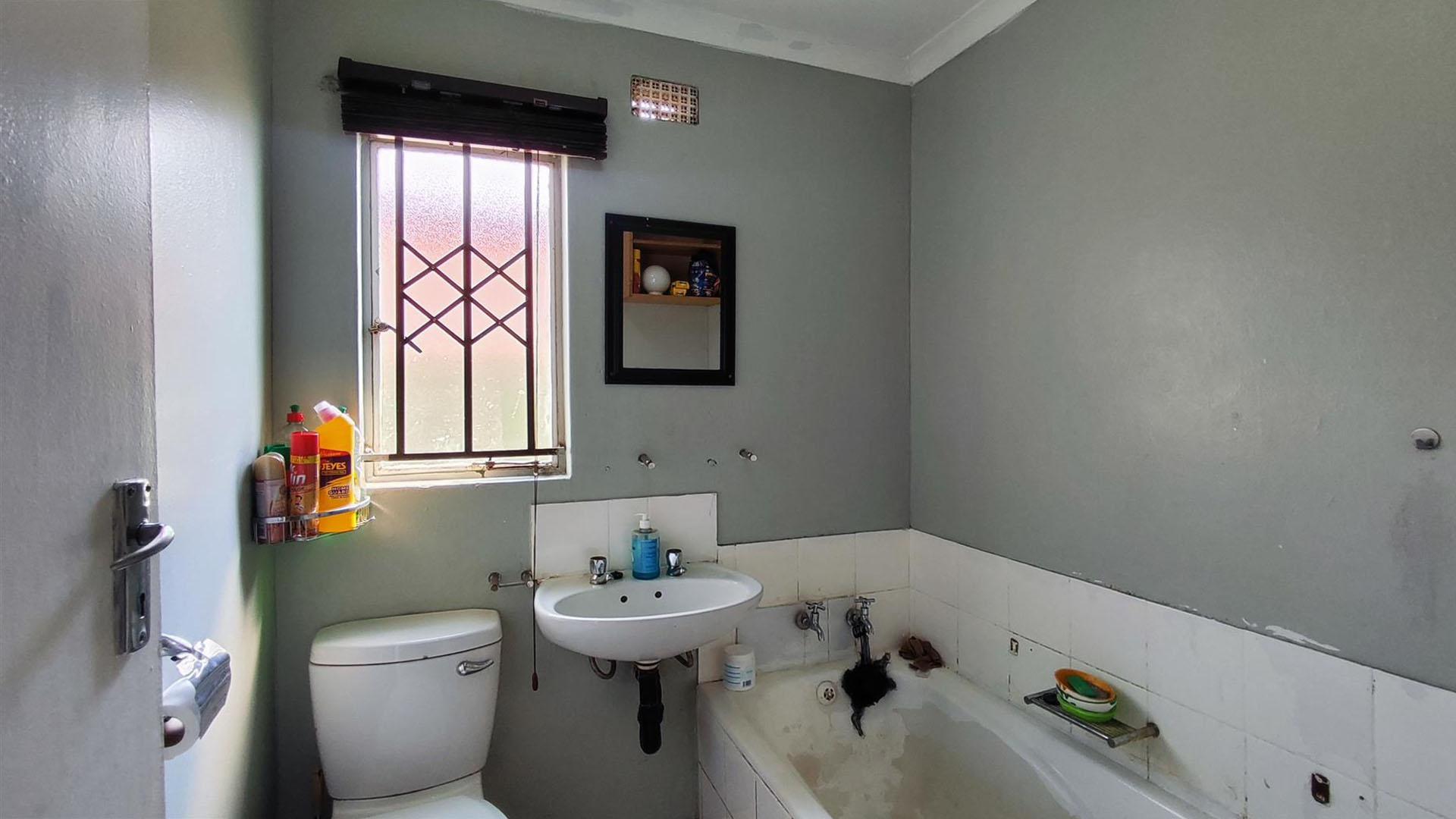 Bathroom 1 - 4 square meters of property in Windmill Park