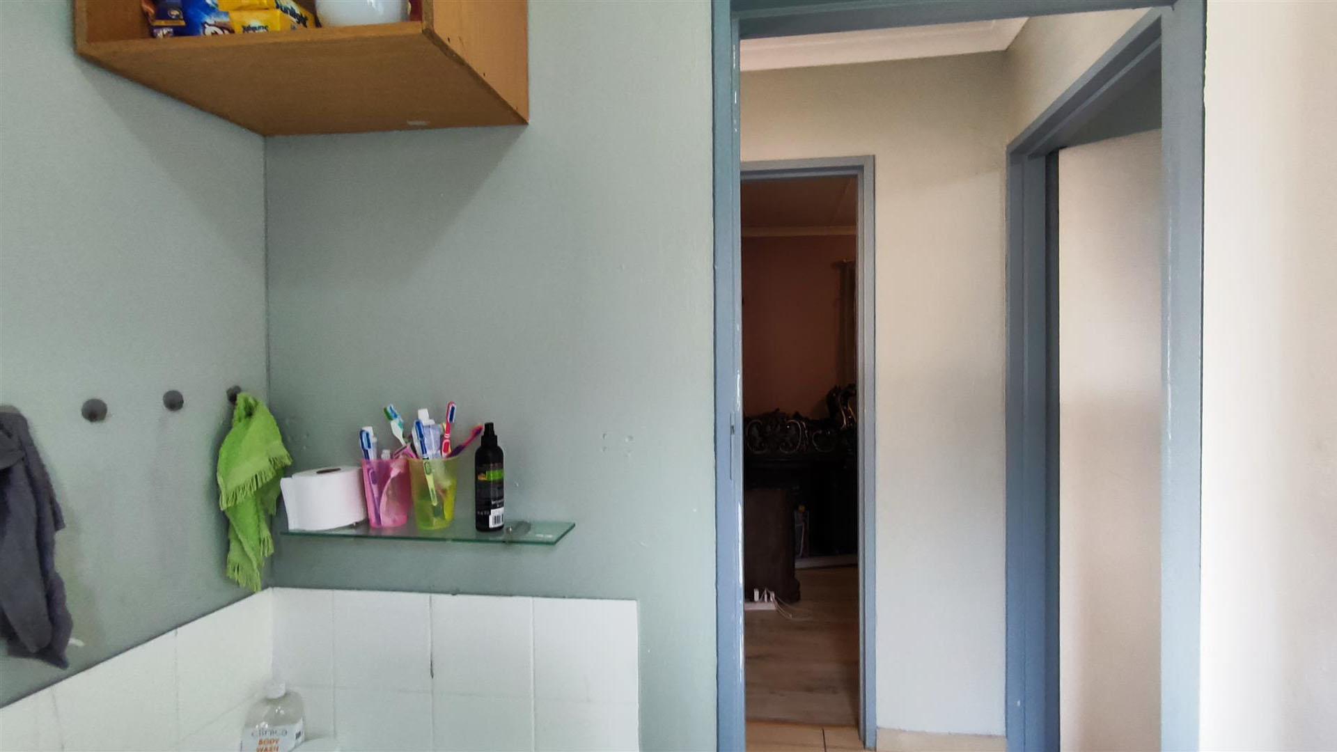 Bathroom 1 - 4 square meters of property in Windmill Park