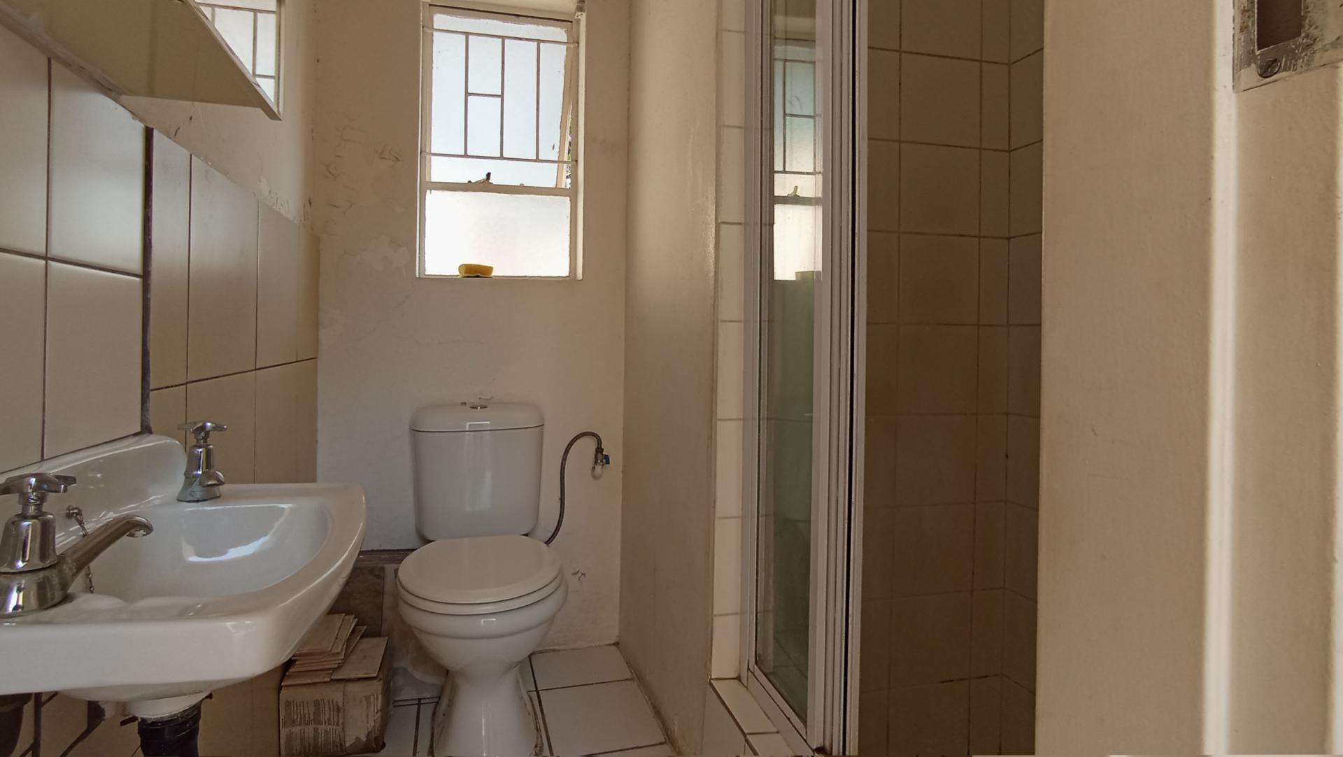 Staff Bathroom - 3 square meters of property in Bryanston