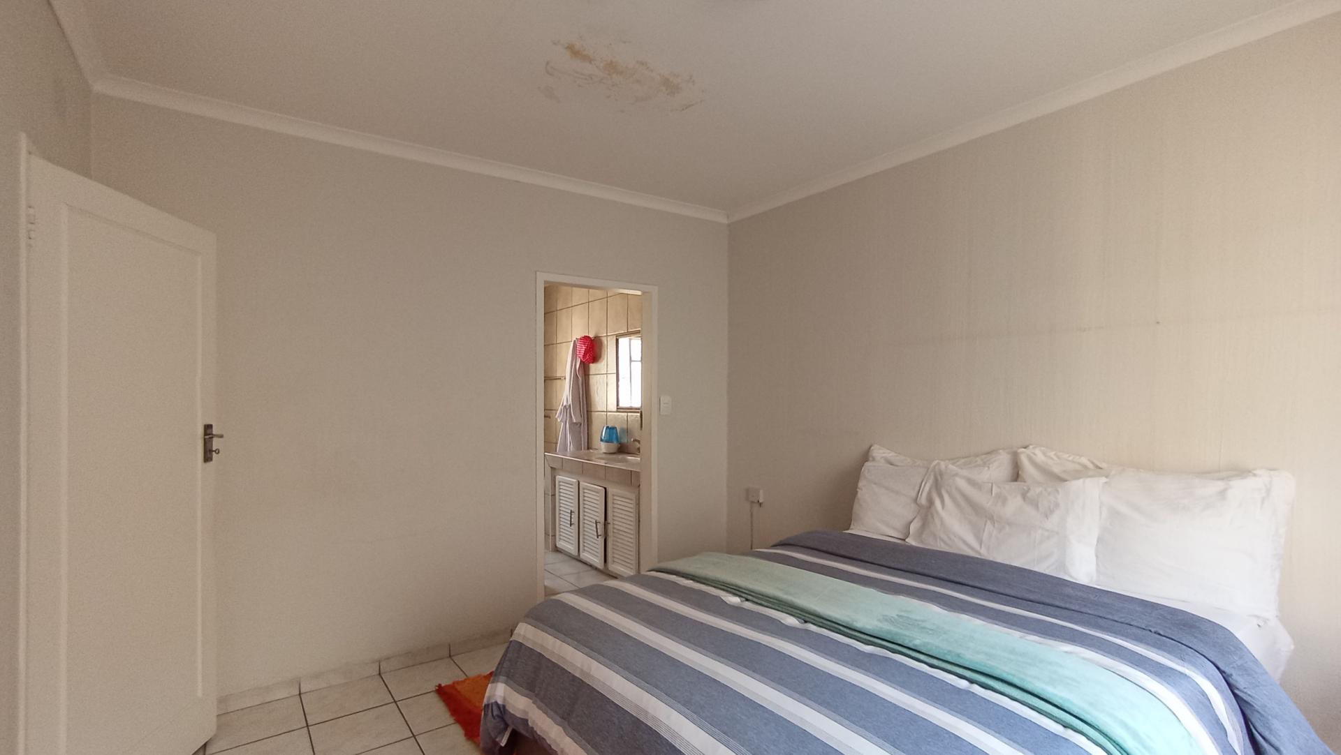 Main Bedroom - 17 square meters of property in Bryanston
