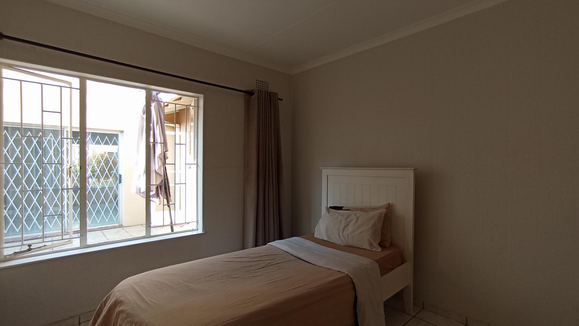 Bed Room 2 - 11 square meters of property in Bryanston