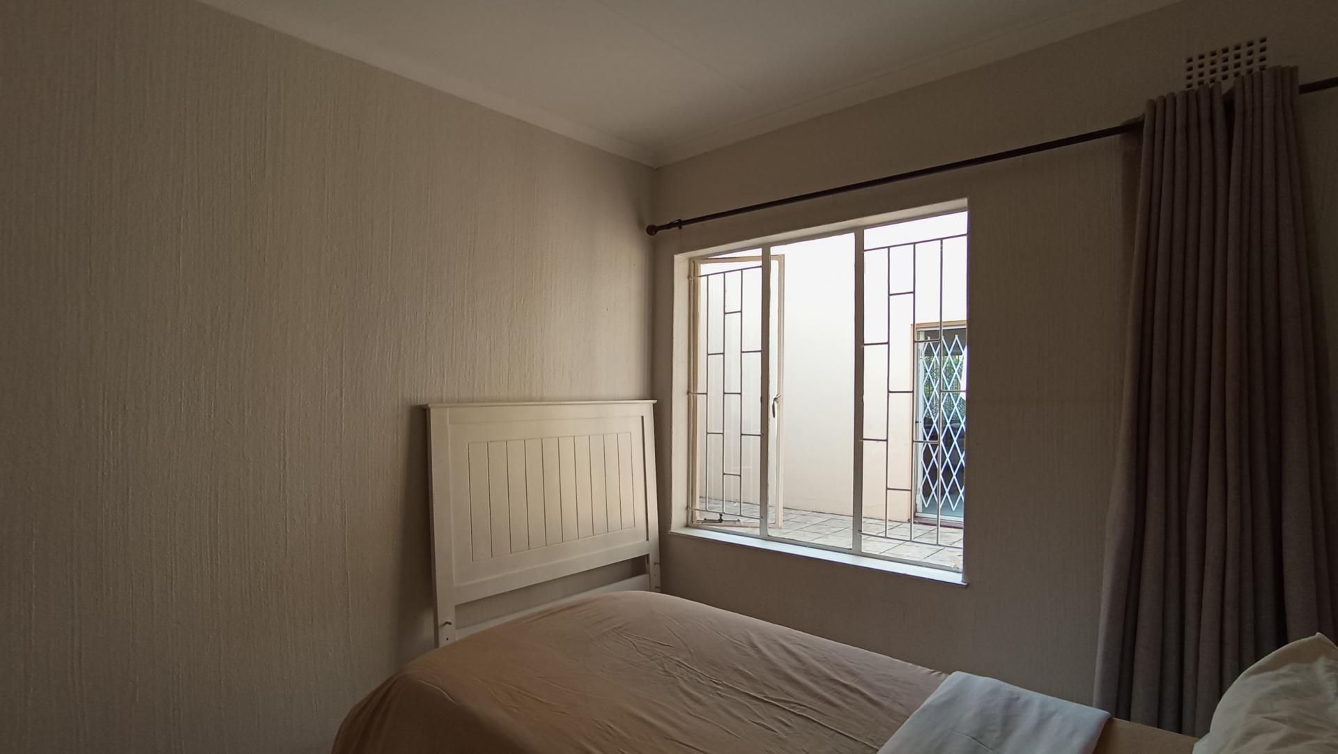 Bed Room 2 - 11 square meters of property in Bryanston