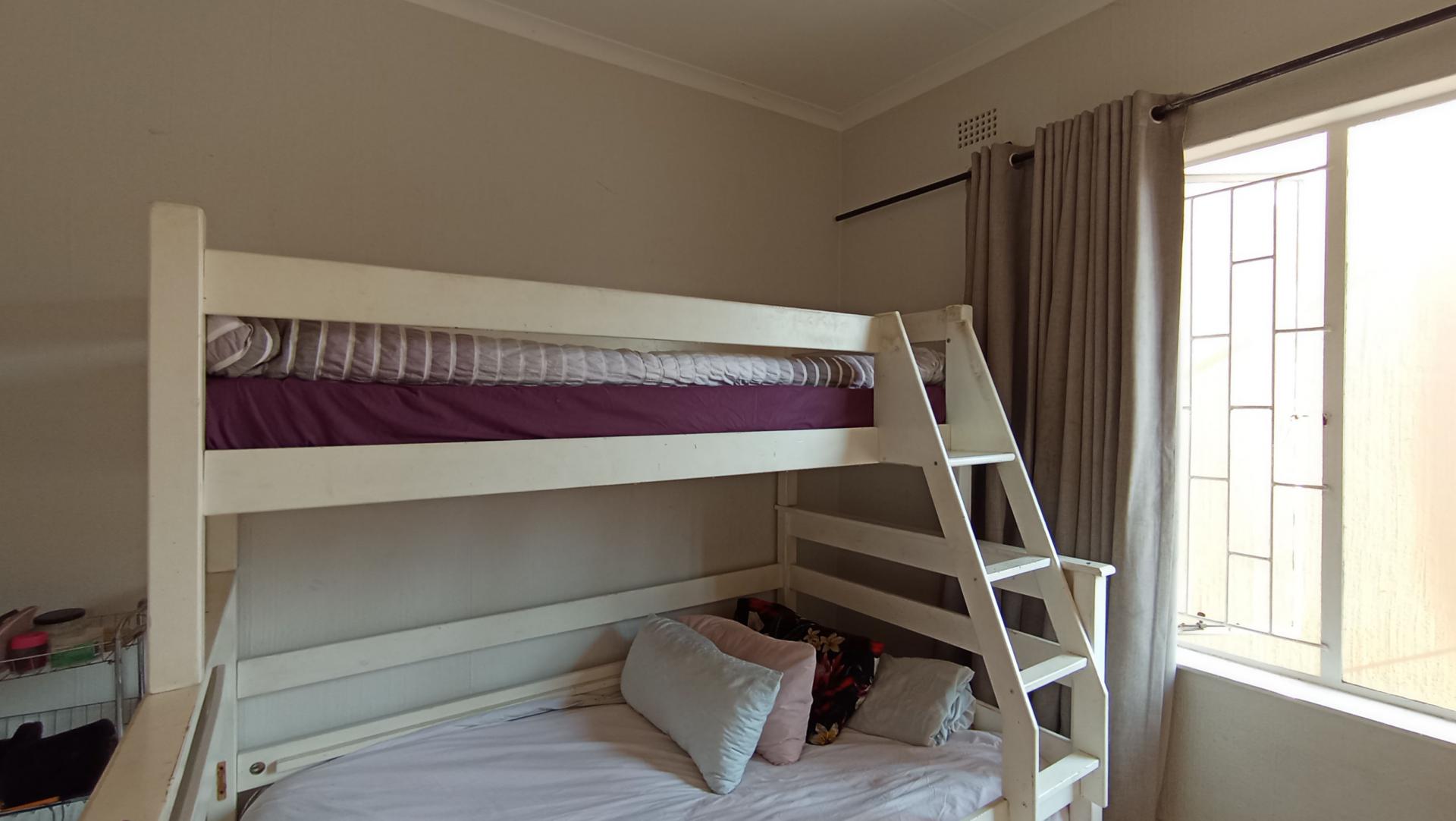 Bed Room 1 - 11 square meters of property in Bryanston