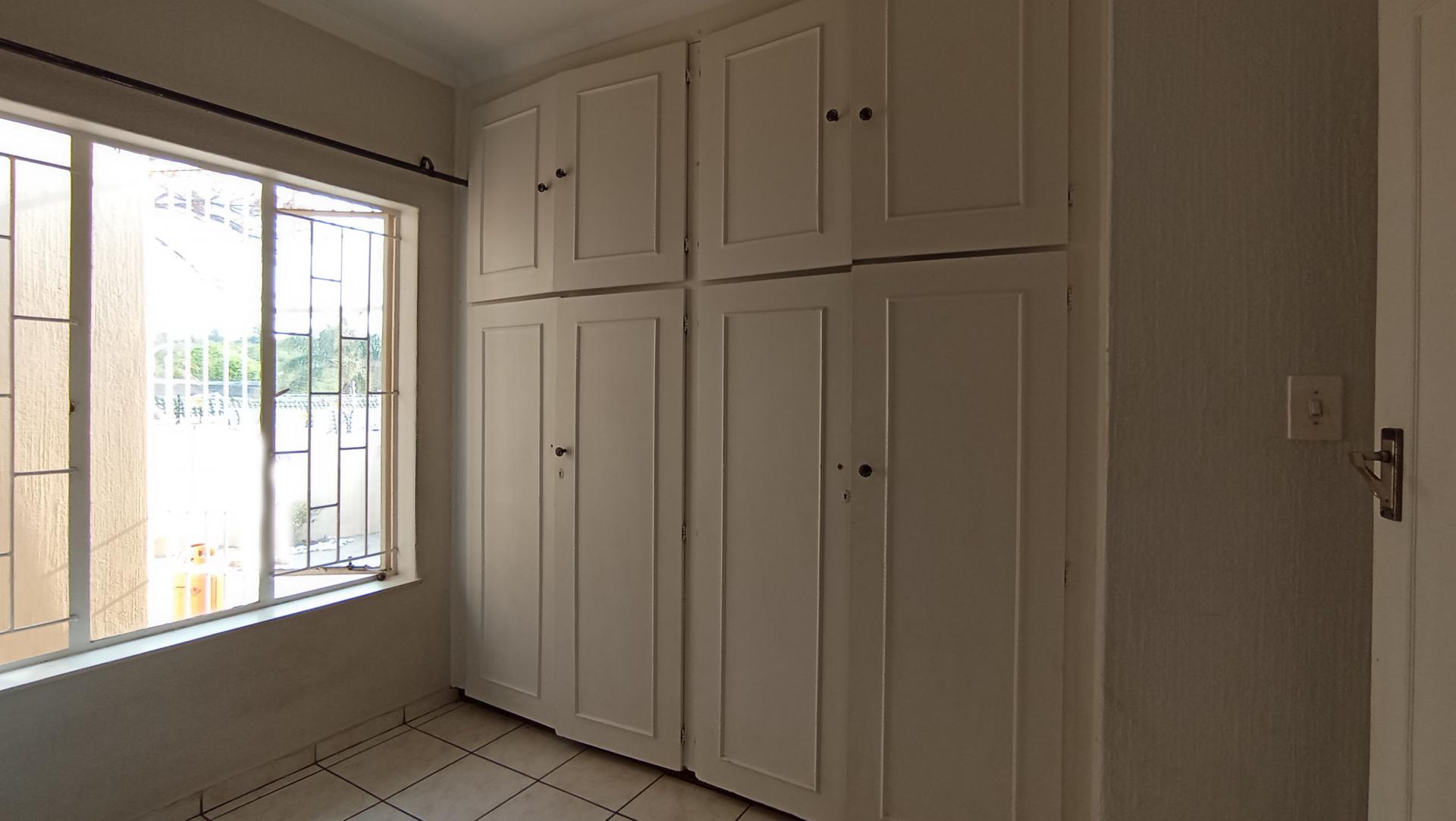 Bed Room 1 - 11 square meters of property in Bryanston