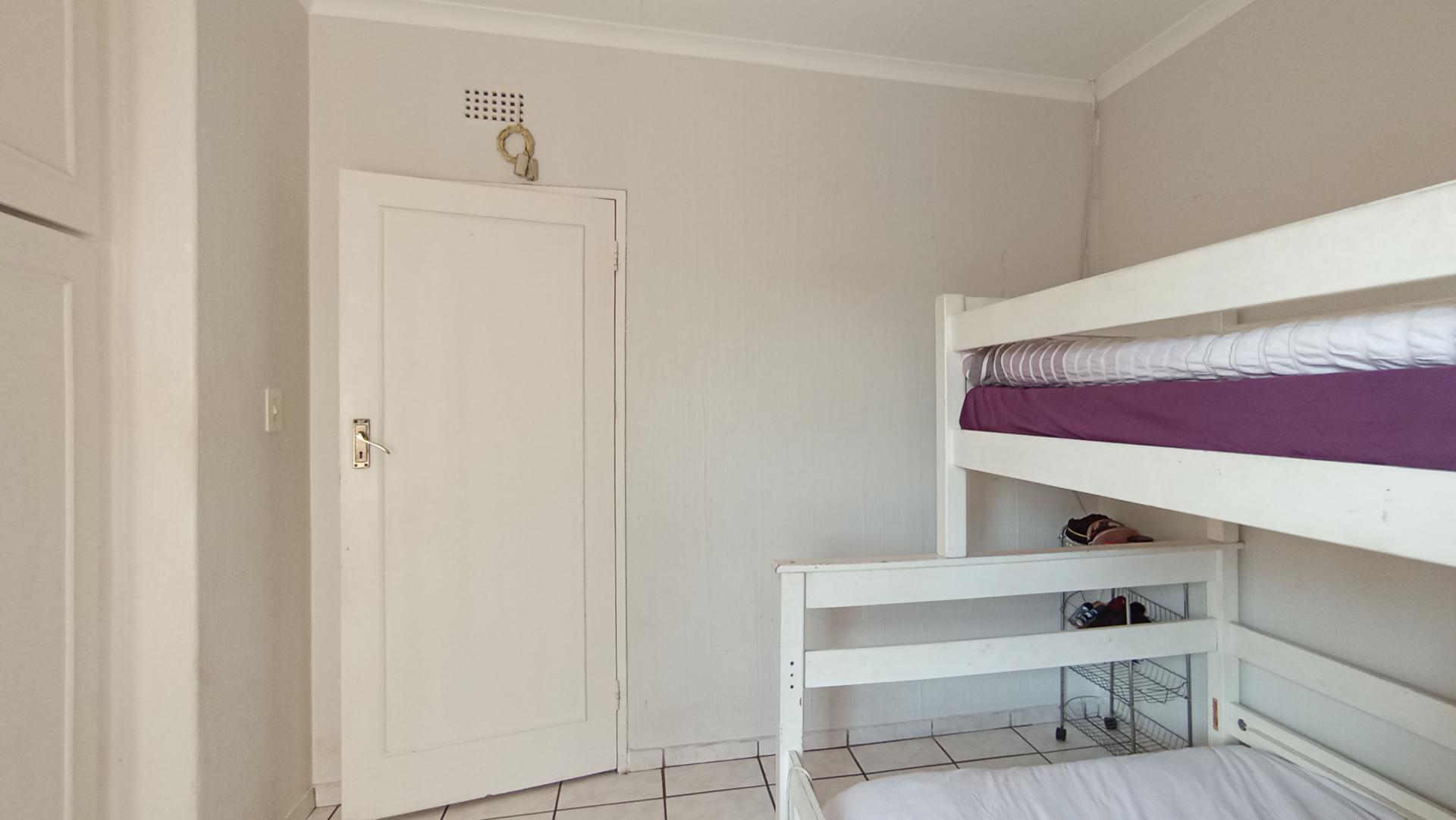 Bed Room 1 - 11 square meters of property in Bryanston