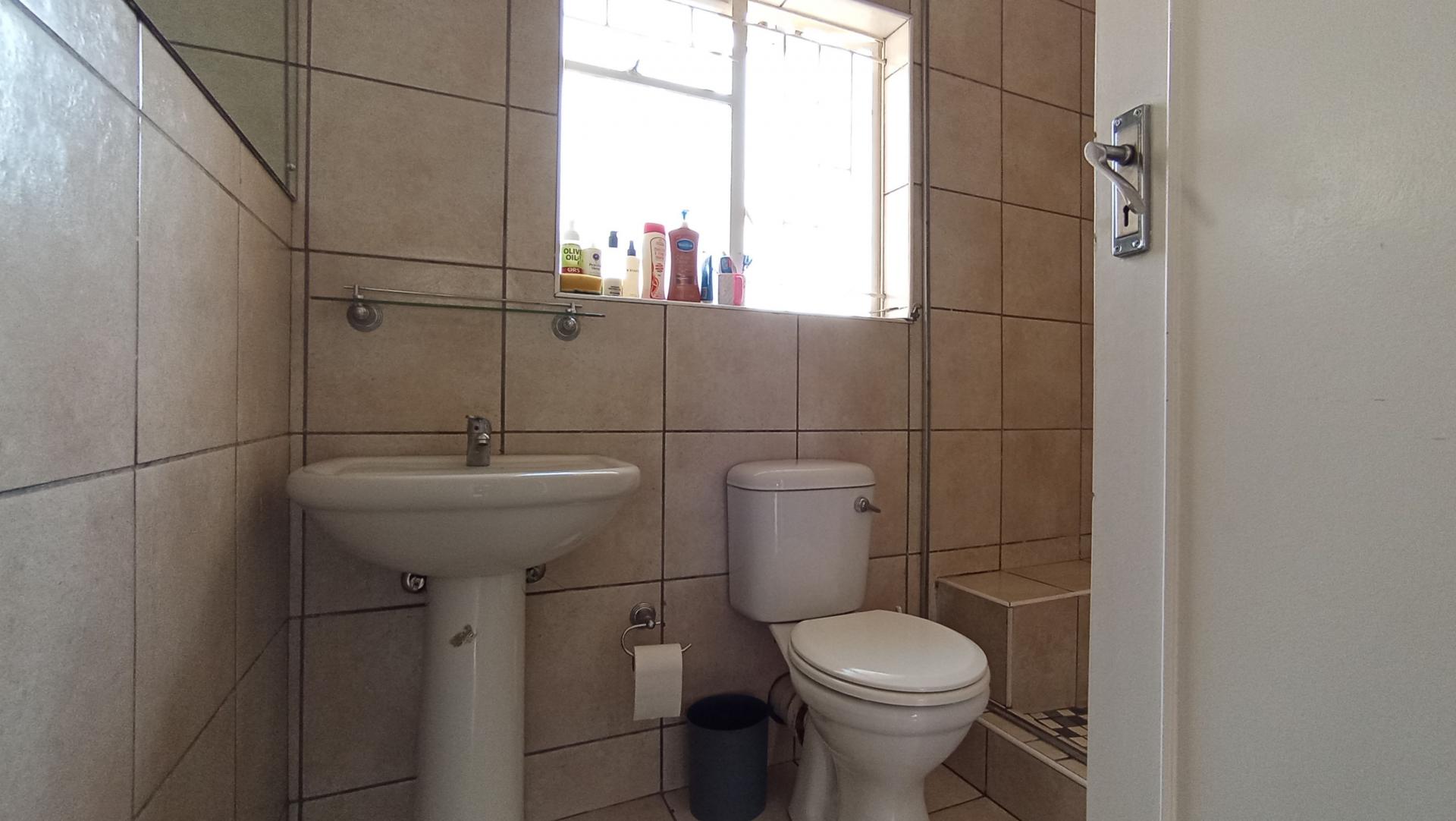 Bathroom 1 - 5 square meters of property in Bryanston