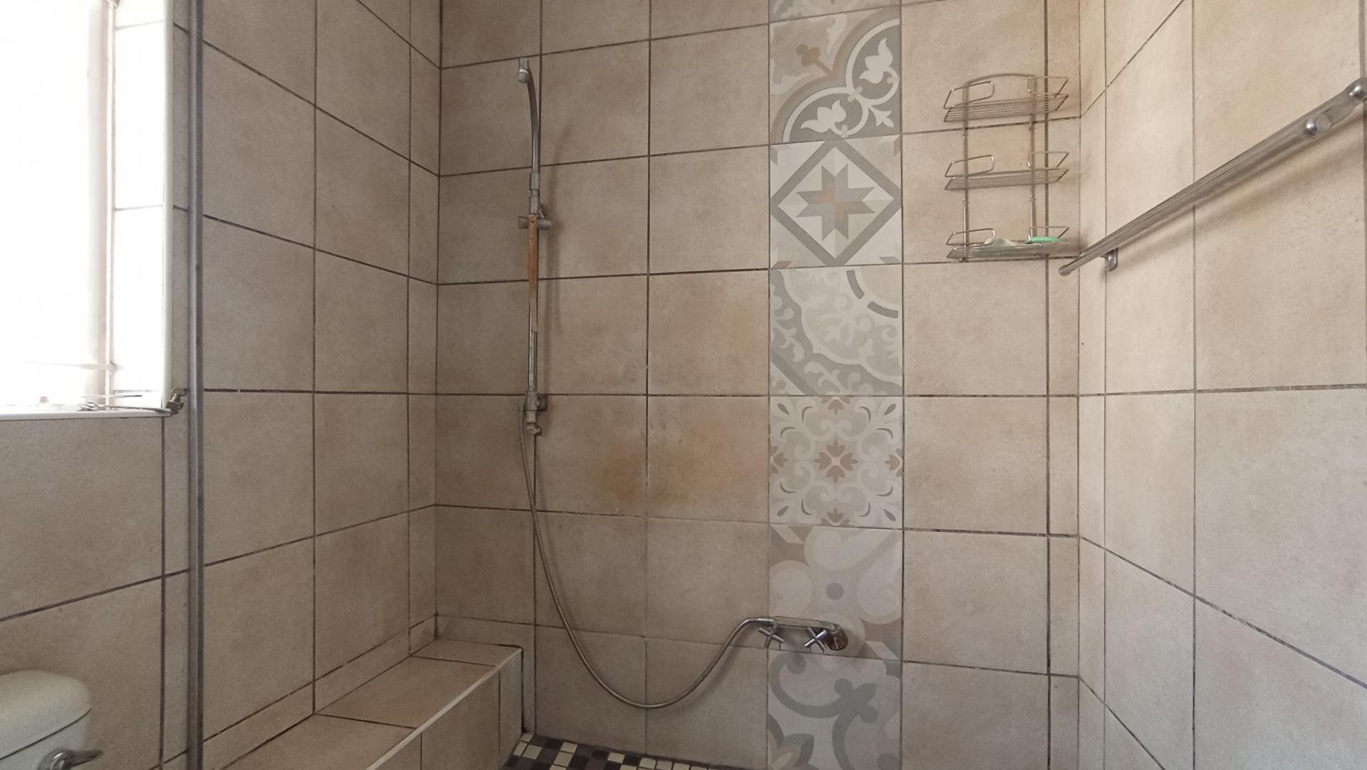Bathroom 1 - 5 square meters of property in Bryanston