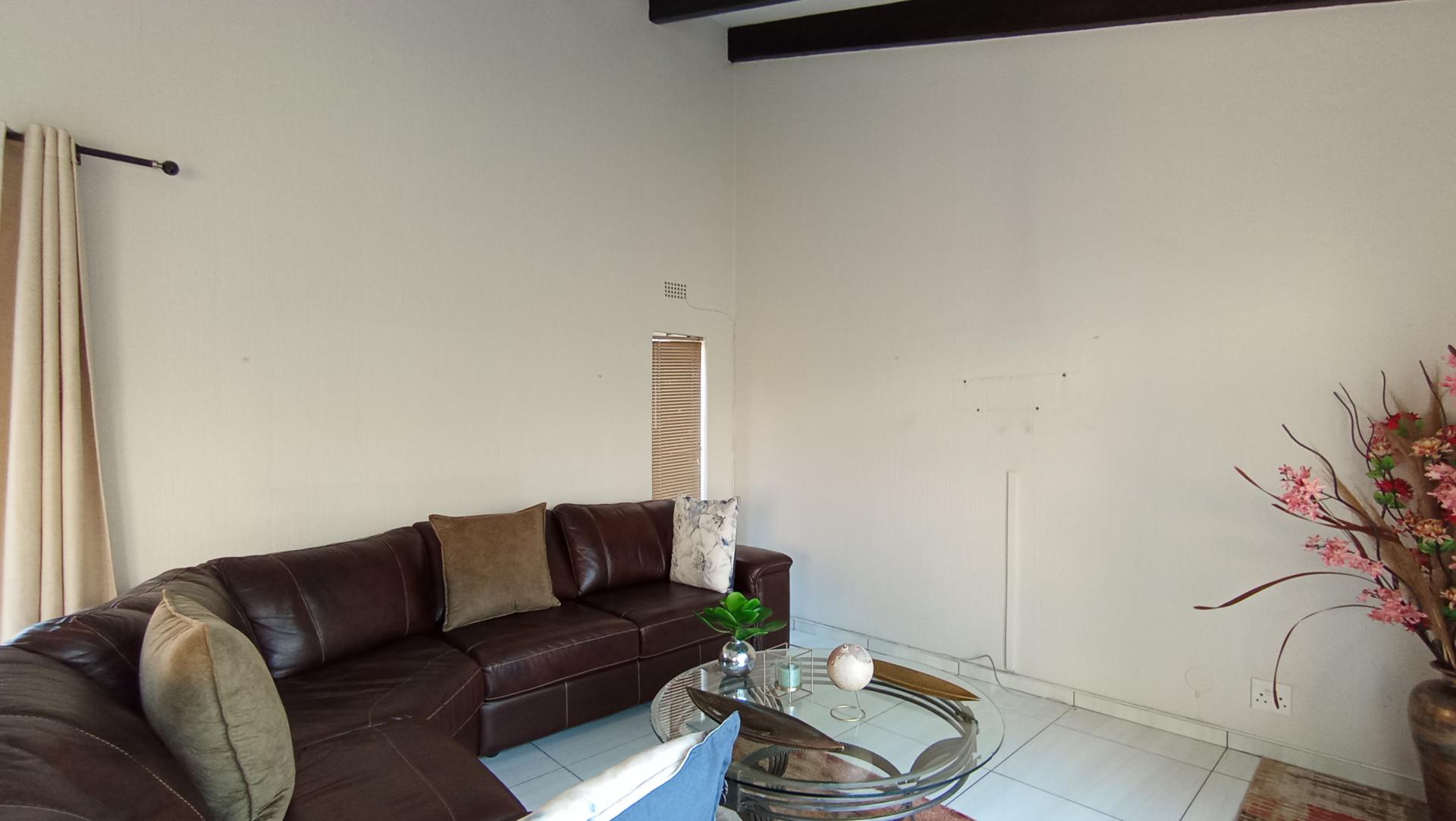 Lounges - 21 square meters of property in Bryanston