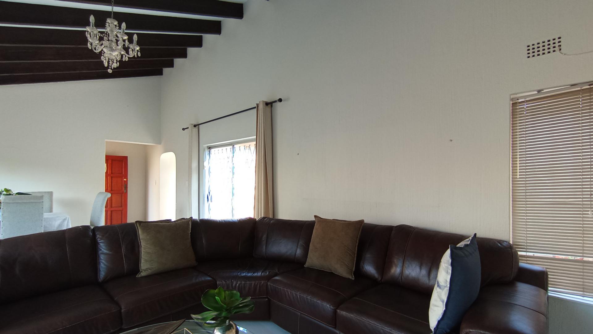 Lounges - 21 square meters of property in Bryanston