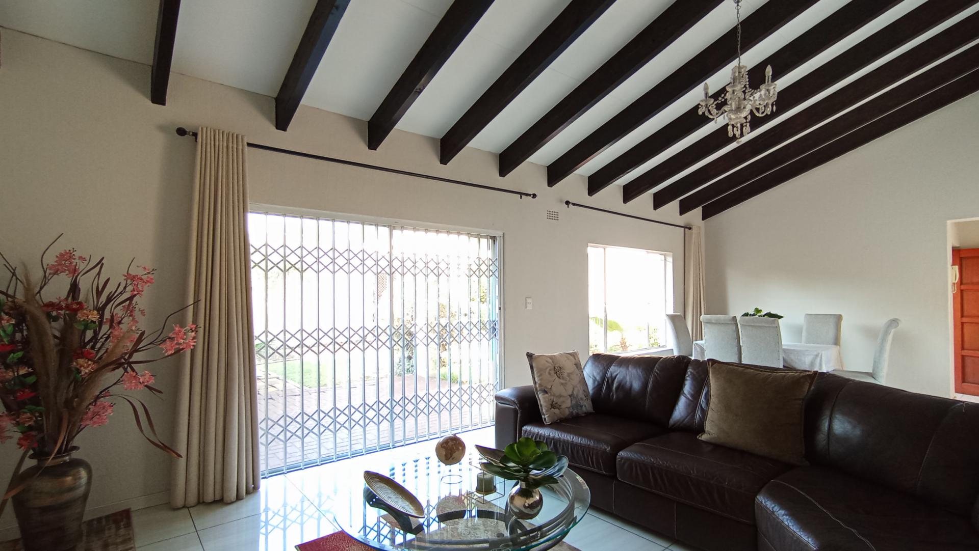 Lounges - 21 square meters of property in Bryanston