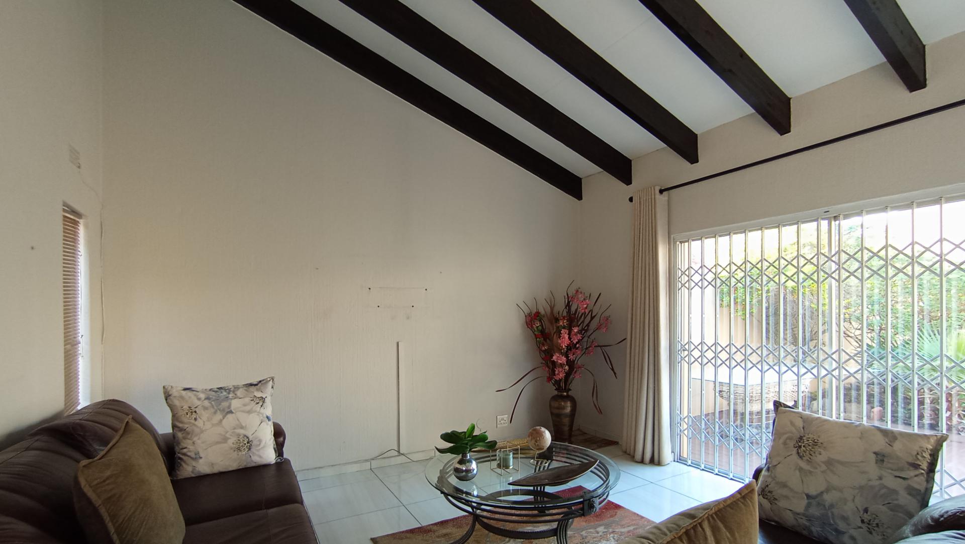 Lounges - 21 square meters of property in Bryanston