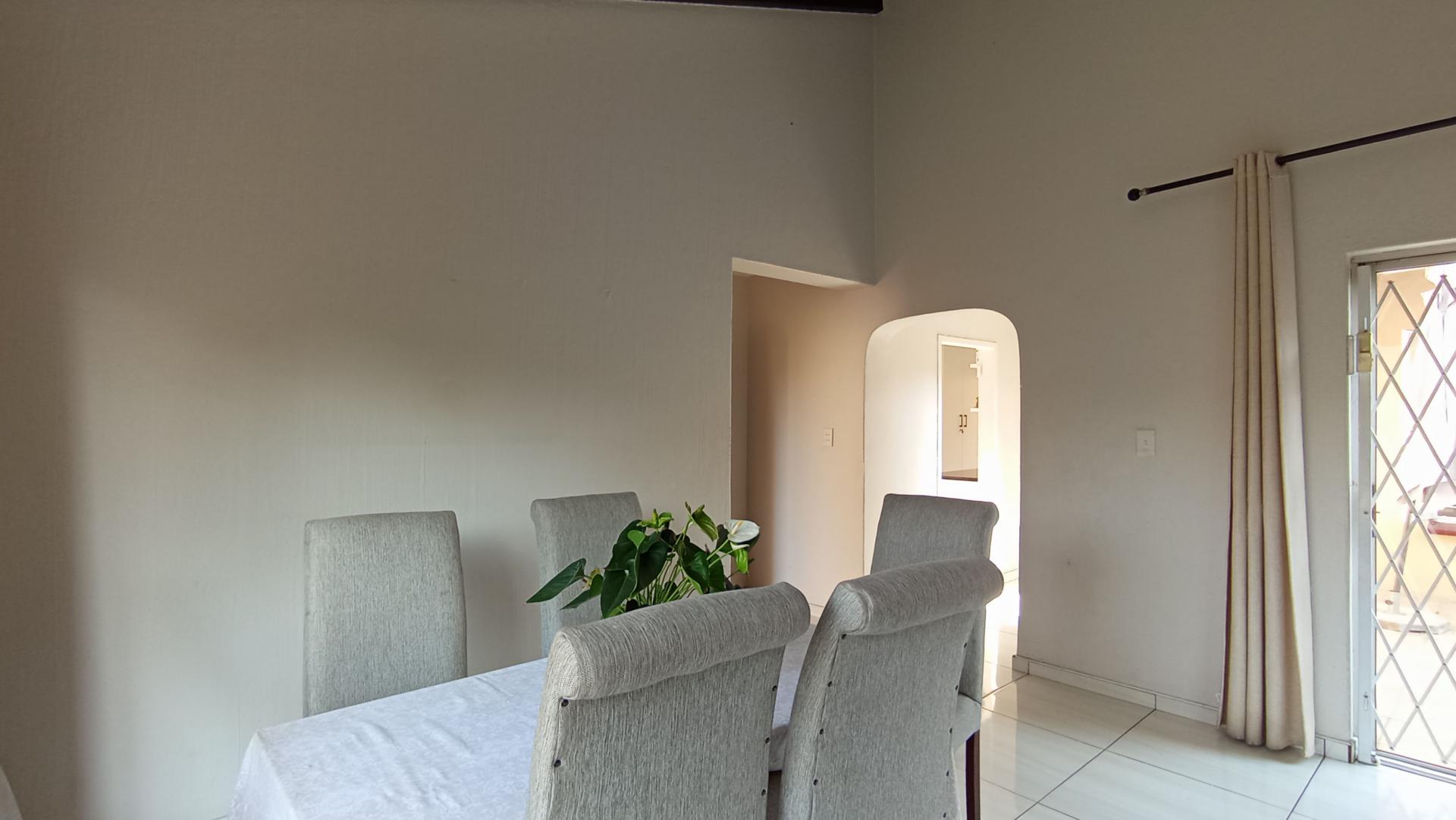 Dining Room - 17 square meters of property in Bryanston