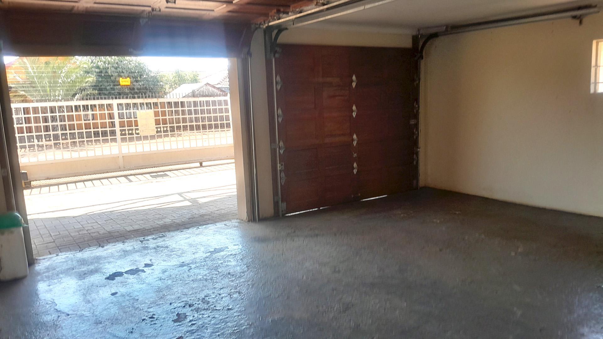 Garage of property in Northam