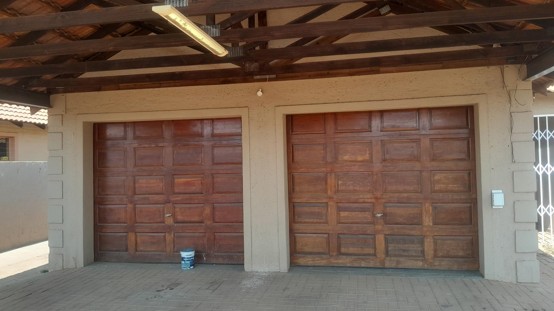 Garage of property in Northam