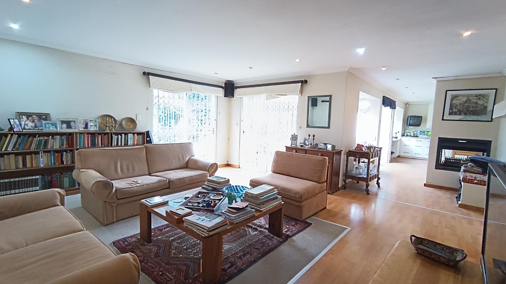 Lounges - 40 square meters of property in Edgemead