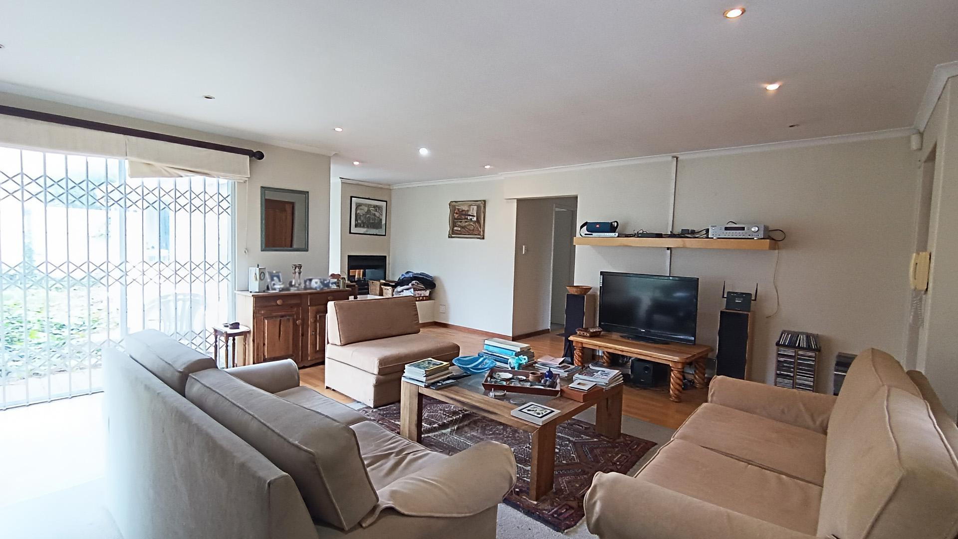 Lounges - 40 square meters of property in Edgemead