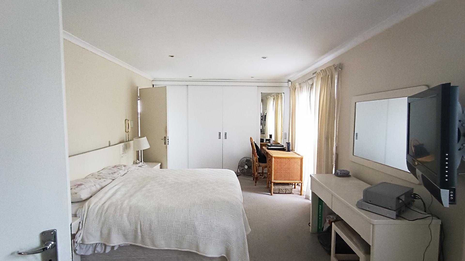 Main Bedroom - 25 square meters of property in Edgemead