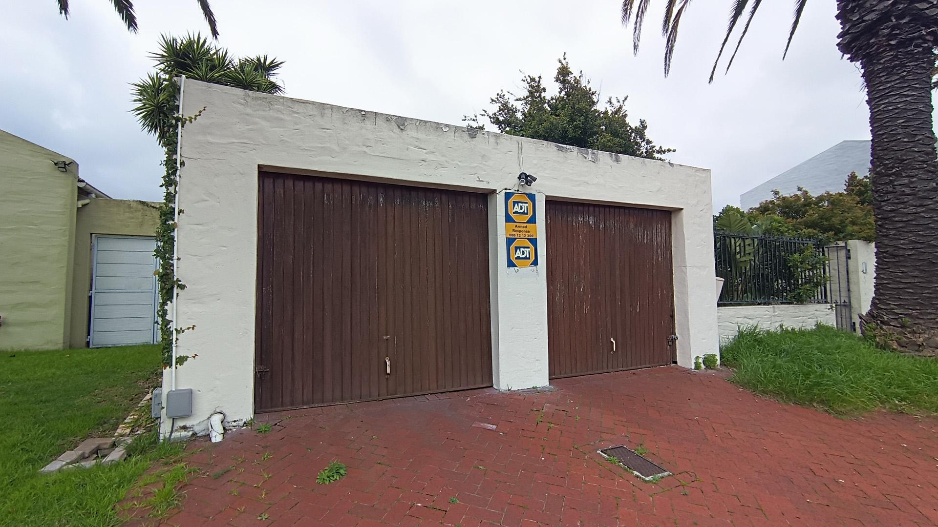 Garage - 40 square meters of property in Edgemead