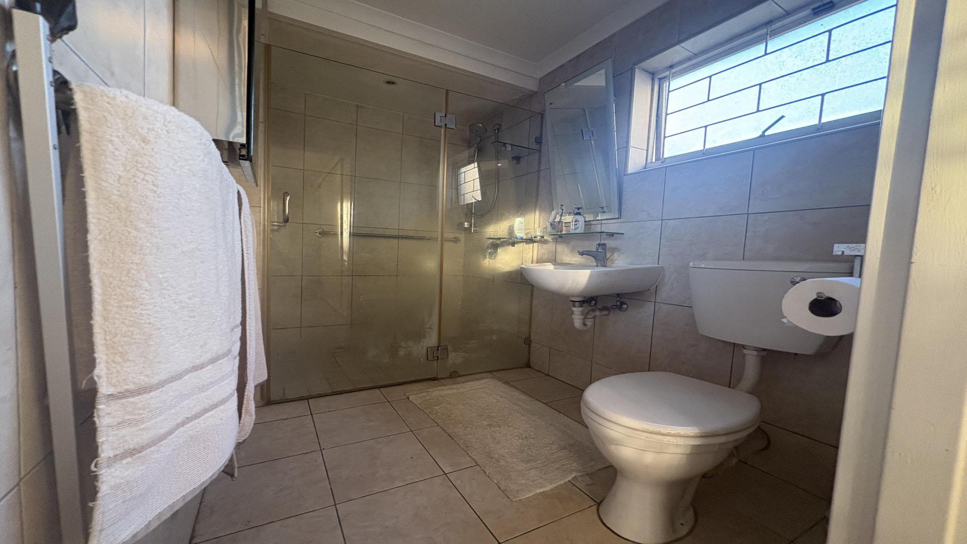 Bathroom 1 - 5 square meters of property in Edgemead